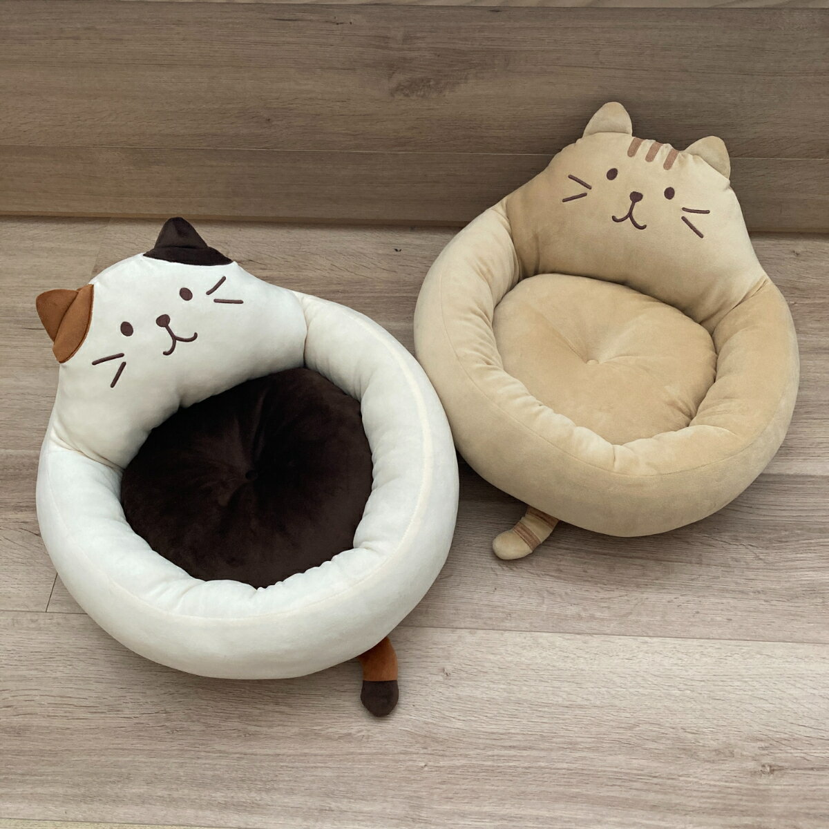 Rakuten - ペットベッド 猫ベッド ねこ型 寝具 猫用 クッション付き 洗える 滑り止め付き かわいい おしゃれ ねこ キャラクター ふくふくにゃんこ　三毛猫 チャトラネコ ハピンズ