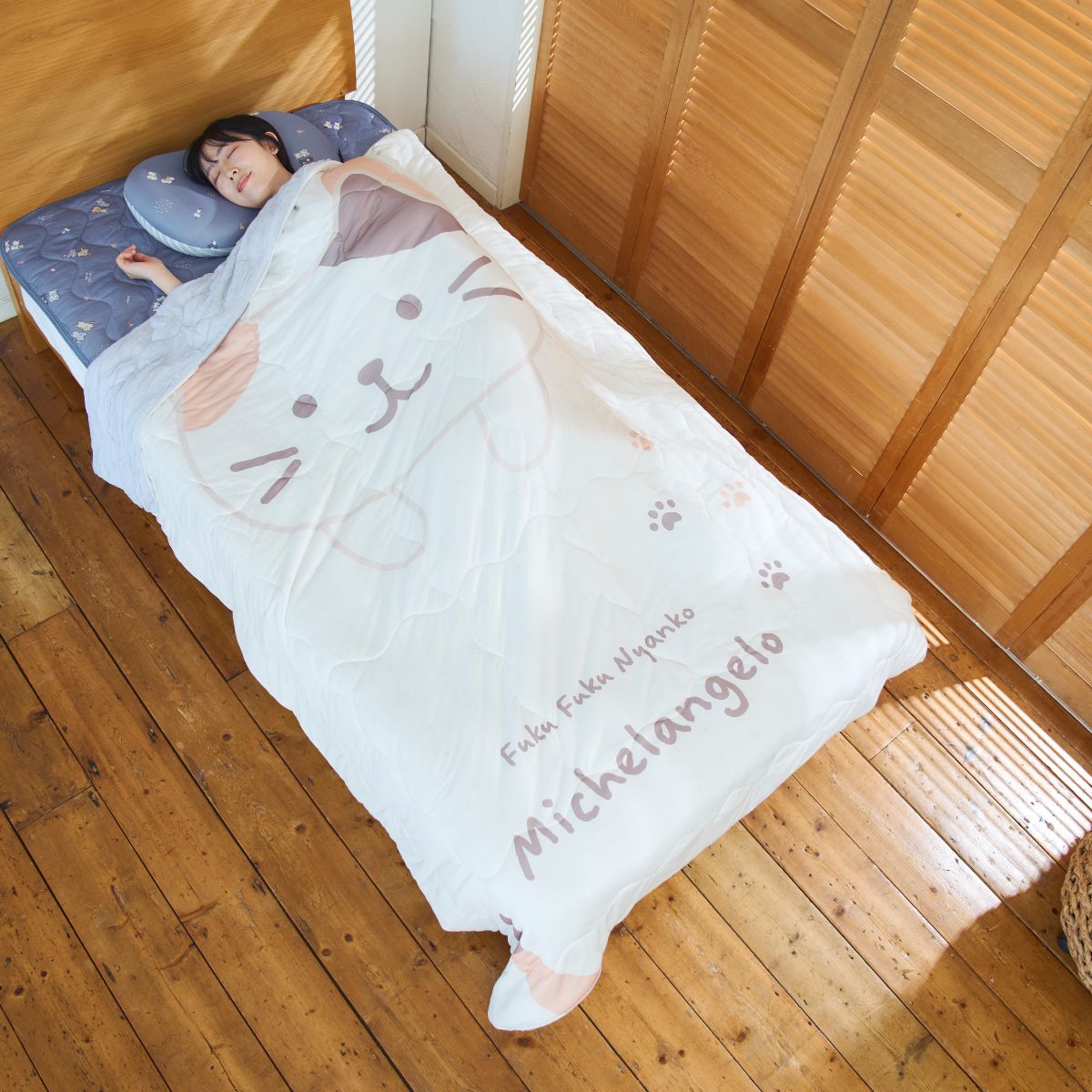 Rakuten - 接触冷感 ひんやり お昼寝ケット サマーケット　夏の掛け布団　寝具　140×190　ふわふわ　くしゅくしゅ　冷感糸使用　洗濯機丸洗いOK　かわいい　アイボリー　ベージュ　ねこ　キャラクター　ふくふくにゃんこ　ハピンズ