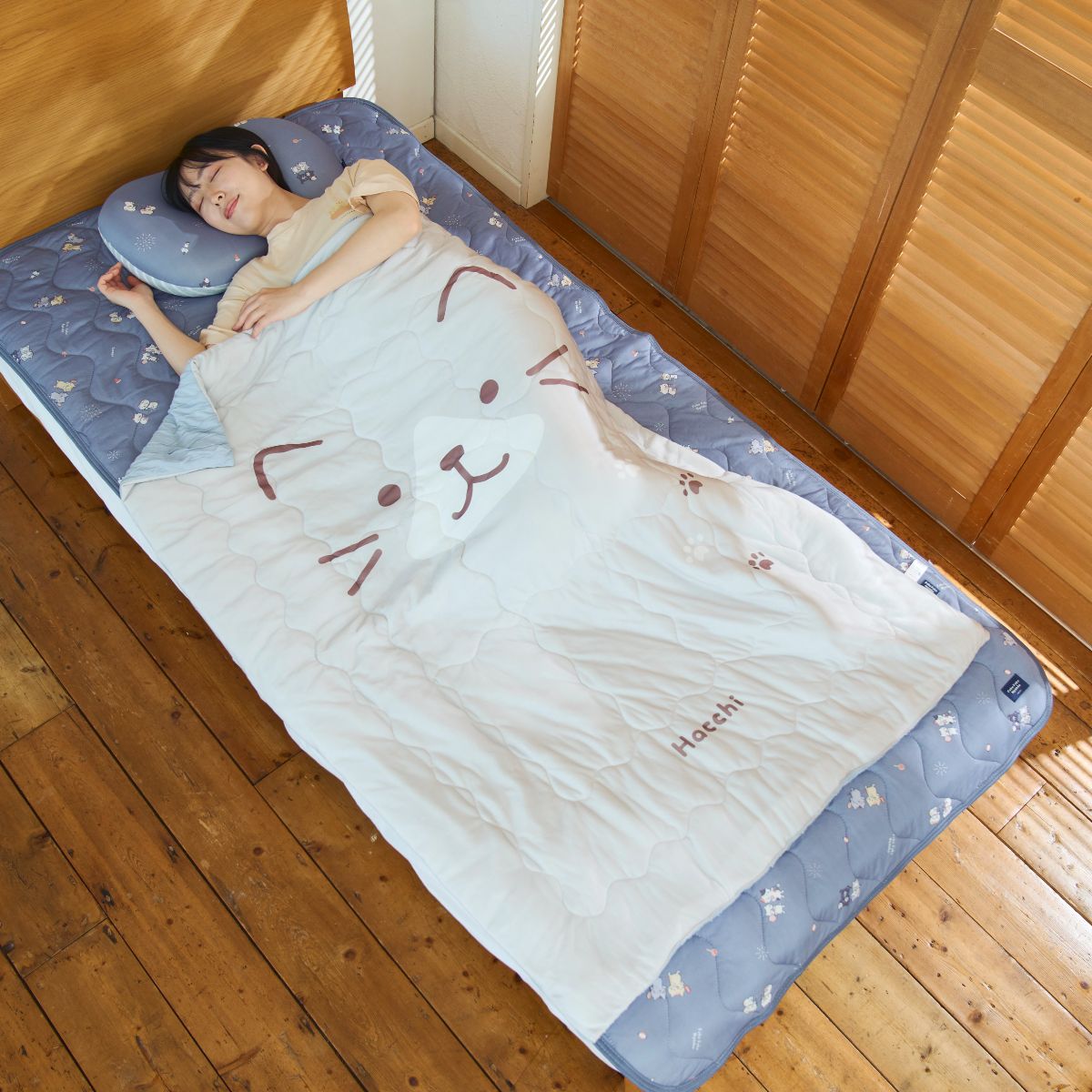 接触冷感 ひんやり お昼寝ケット サマーケット　夏の掛け布団　寝具　100×140　ふわふわ　くしゅくしゅ　冷感糸使用　洗濯機丸洗いOK　かわいい　グレー　ハチワレ　ねこ　キャラクター　ふくふくにゃんこ　ハピンズ