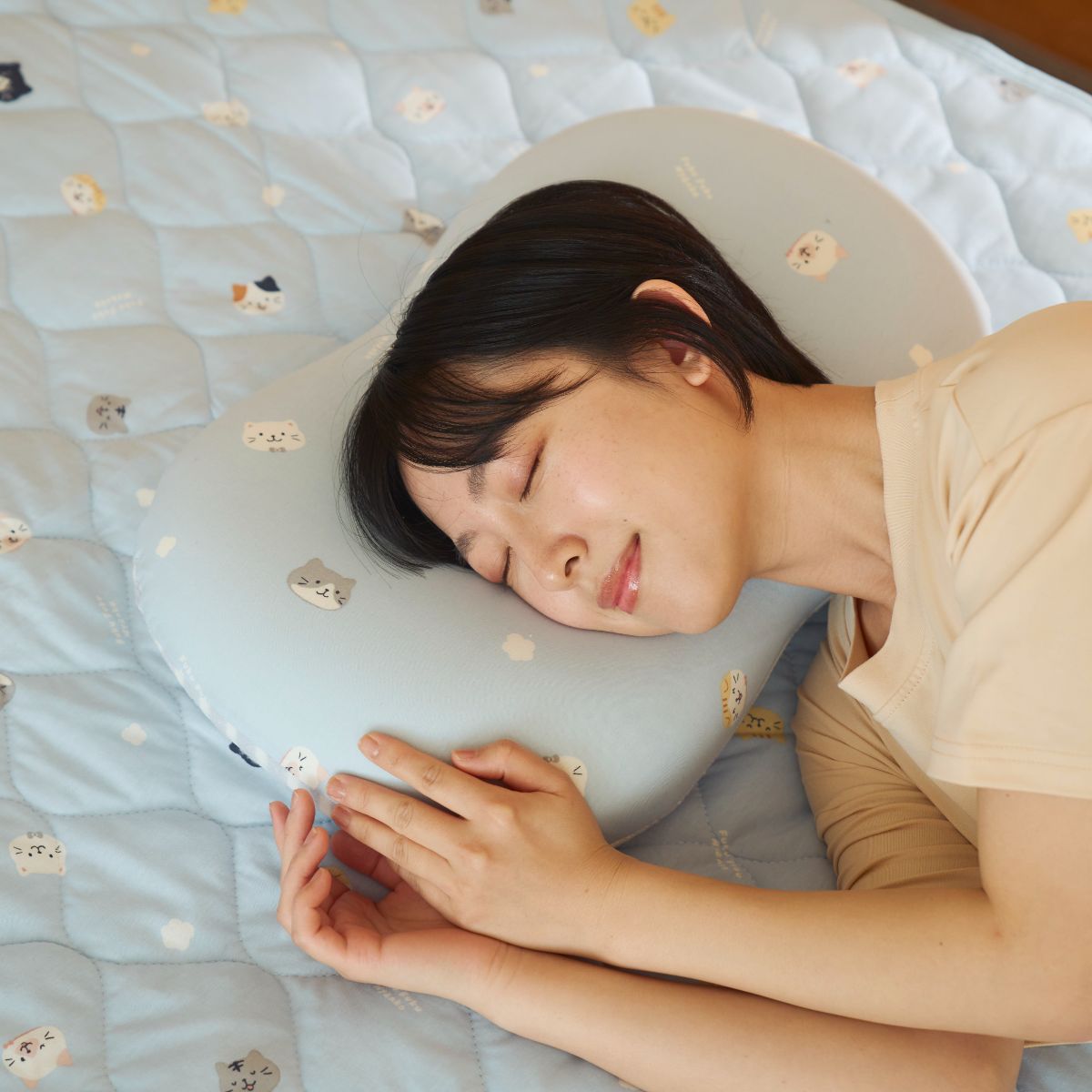 乐天商城 - 接触冷感　まくら　枕　ピロー　ひんやり　冷感　低反発　35×50　カバー取り外し可　カバー洗濯可　ブルー　フィット感　寝具　おしゃれ　かわいい　ねこ　キャラクター　ふくふくにゃんこ　ハピンズ　【ラッピング対象外品】