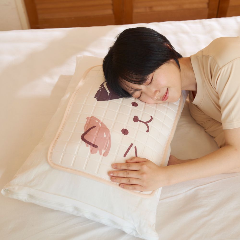 接触冷感ひんやりパッド　冷え冷え　ぷるぷる　特殊ジェル使用　33×40センチ　クールアイテム　ひんやり　冷感寝具　熱中症対策　快眠　ねこ　ネコ　かわいい　キャラクター　ふくふくにゃんこ　ハピンズ