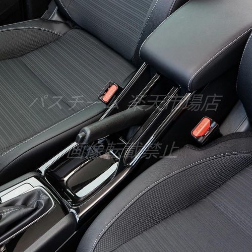 【素材】ABS樹脂；コンディション：新品；【カラー】ブラック、カーボン調、サテンメッキ；セット内容：2P；【取り付け】商品に貼付けてある両面テープで行います。※貼付け前の仮合わせ時に、ぐらつきや隙間がある場合は、強力な粘着テープで補強してください。【対象車種 】ホンダ WR-V DG系 2024年3月から〜変更までに ※グレード等により形状が異なる場合がございます。お車と画像をご確認の上ご購入下さい。