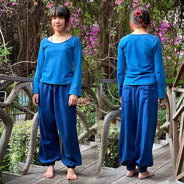 ヘンプ100%の草木染め作務衣パンツ ヘンプ100%作務衣のパンツの丈が長いバージョンで、裾にはゴムが入っています。 厚手の柔らかなヘンプの履き心地をお楽しみください。 モデル身長：159cm バリエーション 「ライト麻炭グレー」、「麻炭グレー」、「マクガ」の仕上がりは「茶系」のお色です。「パープル」と「ロータス」にはコチニール色素を使用しています。 草木染めは手作業のため、多少色合いが異なりますことをご容赦ください。 パヤカの草木染めについて ※草木染めのお品物は、100％天然素材で、職人による手作業で染色しています。 ○お品物によって、仕上がりの色が変化したり、多少の色ムラになることもあります。 色の違いや風合いも、魅力と感じていただければ幸いです。 ○色留めをしていないため、洗うたびに色落ちし、 色の変化を楽しむことができるのが草木染めの良さです。 色の変化は、草木染めの楽しさ、よさですが、色移り等には十分にご注意ください。 ○お品物は、染色し、乾かした状態で出荷しています。 必ず着用前に一度手洗いで洗濯してください。 ○洗濯の際は、洗剤を使用せず、 冷水または常温の水での手洗いをおすすめいたします。 ＜草木染め＞＞の特徴、洗濯方法、保管方法はこちらで詳しくお話しています。 商品詳細 ○サイズ ○生地　ヘンプ100％ ○生地タイプ　ヘンプ 100%厚手 R生地 きめ細かいヘンプ100%の糸で、特殊な機械織りしています。 厚手でとても柔らかな、信じられないくらい、氣持ちいい生地。 一度着たら脱げなくなるぐらいで、はまってしまいます。 きめも細かく厚手のため、少し重さが気になりますが、その分丈夫で長持ちします。 ○原産国　タイ ○その他 ※パヤカ(payaka)は自然素材、天然素材を大切にしています。 ○パヤカのおしゃれコーデはこちら ○きなりタイプは、こちらからご覧いただけます。 ラッピングについては、こちらをご覧ください。
