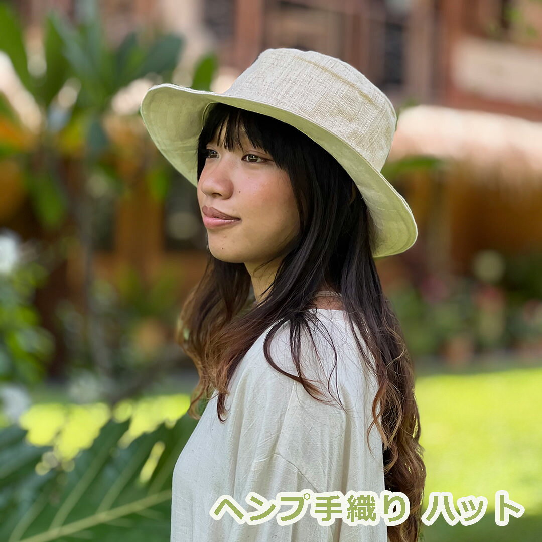 手織りヘンプの軽やかなツバ広の帽子 軽く通気性に優れた快適なかぶり心地で、日差しをやわらかく遮りながら、顔まわりをしっかり守ります。 ヘンプ100％手織りの生地で、裏地はコットンです。 ナチュラルな表情で、季節問わず、男女兼用で、さまざまなスタイルで楽しめますよ。 モデル身長：159cm 商品詳細 ○サイズ ○素材　ヘンプ100% 　裏地l：コットン ○原産国　タイ ○その他 ※パヤカ(payaka)は自然素材、天然素材を大切にしています。 ○おしゃれ帽子でリゾートコーデはこちら ラッピングについては、こちらをご覧ください。