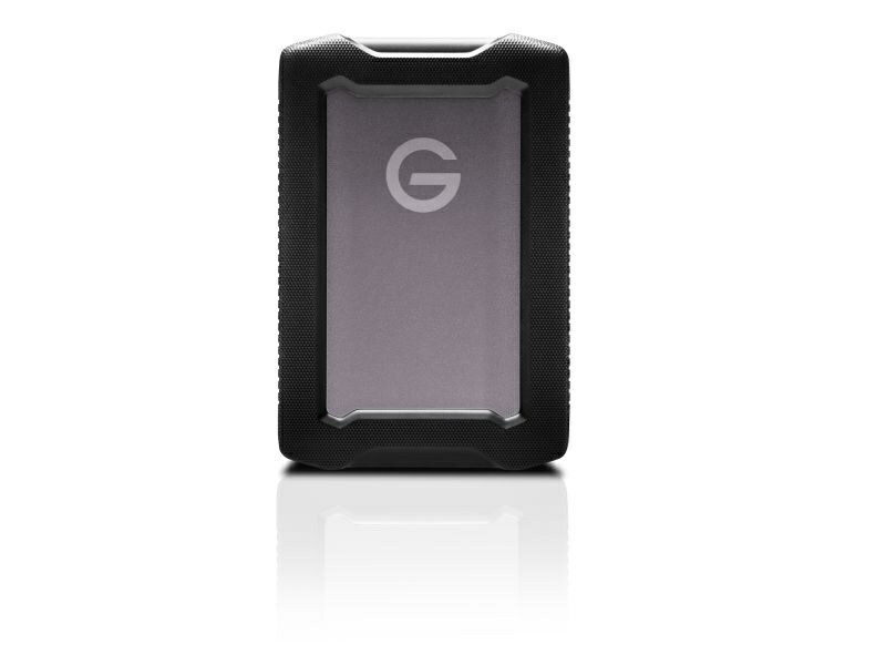 G-DRIVE ArmorATD SPACE GREY 2TB ■G-DRIVE ARMORATDは最大1.2mの落下試験にクリアした耐衝撃ポータブルHDDです。筐体を囲うゴム製バンパー、アルミニウム製筐体、筐体内部の衝撃吸収材の3つで大切なデータを外部の衝撃から守ります。■筐体を囲うゴム製バンパー、アルミニウム製筐体、内部の衝撃吸収材の3つで衝撃を吸収。誤って落下させても安心。■IEC規格に基づく保護等級IP54に準拠。大切なデータを粉塵や水の飛沫から守ります。■USB-CおよびUSB-A対応のパソコンでご使用いただけます。Mac向けにフォーマット済み。 詳細スペック 記録容量2000GB ディスク回転数- インターフェースUSB3.2Gen1×1 コネクタ形状USBType-C 内蔵・外付外付 エコリーフ未対応 本体サイズ(H)24mm 本体サイズ(W)87mm 本体サイズ(D)130mm 本体重量250g 電気用品安全法(本体)非対象 電気用品安全法(付属品等)非対象 電気用品安全法(備考)電源不要な為