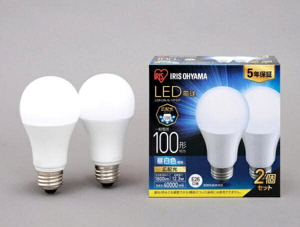LED電球 E26 広配光 100形相当 昼白色 2個セット トップランナー制度対応、2017年度省エネ法目標基準値達成のLED電球です。白熱電球のように広範囲に明るい広配光タイプなので、リビング・ダイニング・キッチン・脱衣所などの照明に最適なLED電球です。口金サイズがE26口金なので、照明器具を替えることなくご使用いただけます。密閉形器具にご使用可能です。断熱材施工器具にはご使用できません。5年保証で長寿命約40000時間の、ランプ交換の手間が少ないLED電球です。光色は明るい雰囲気を演出する｢昼白色相当｣と温かみのある｢電球色相当｣、コントラストがくっきりと見える爽やかな色味の「昼光色」の3種類です。