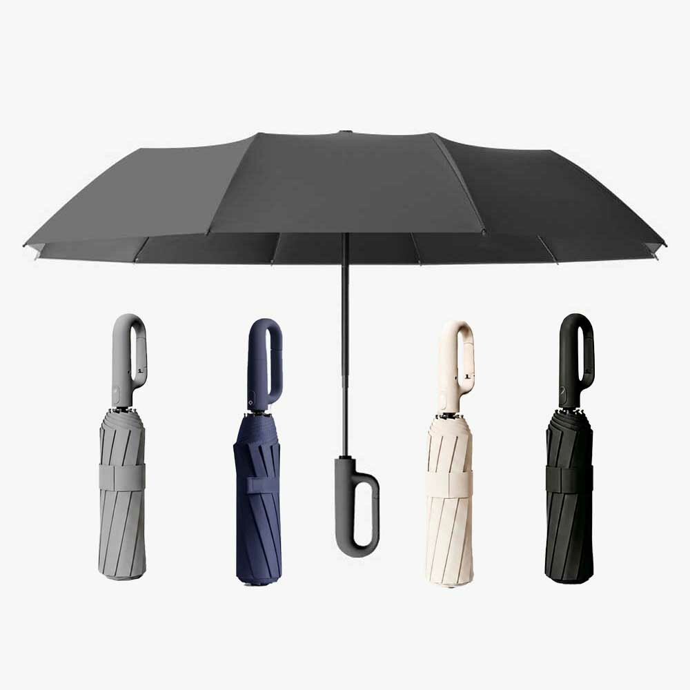 【送料無料】日傘 雨傘 折りたたみ傘 10本骨 正折り式 / 逆折り式 ワンタッチ自動開閉 大きいサイズ 晴雨兼用 UVカット99% 遮光遮熱 UPF50+ 超撥水 メンズ・レディース用 強風対応 濡れにくい おりたたみ傘 携帯便利 リング付き 母の日・父の日 ギフト プレゼントに最適 収納袋付 商品仕様 ハンドルの素材：プラスティック キャノピー素材：合成繊維 特別な機能：ワンタッチ自動開閉、反転折りたたみ カラー 外側＆内側： ブラック＆ブラック、ベージュ＆ブラック、ネイビーブルー＆ブラック、グレー＆ブラック サイズ 直径約108cm展開時 正折り式 本体:約430g サイズ：直径：6cmx長さ：37cm（収納時） 逆折り式 本体:約510g サイズ：直径：7cmx長さ：38cm（収納時） 商品説明 【濡れにくい大判の折りたたみ傘】 開いた状態で直径約108cm、曲面長さ約118cmの大きいサイズ設計。通常の折りたたみ傘や折り畳み傘より広い範囲をしっかりカバーでき、身体だけでなくバッグやリュックも雨から守ります。メンズ・レディース問わず使いやすく、身長が高めの方でも快適。折りたたみ時は約38cmで、通勤・通学・旅行にも便利な軽量おりたたみ傘です。晴雨兼用のおりたたみ傘として一年中活躍します。 【頑丈な10本骨構造！強風にも負けない】 高強度ステンレスと高弾性グラスファイバーを採用した10本骨構造で、衝撃を分散することにより強風や豪雨にも対応できる耐久性を実現しました。折れにくく変形しにくいため、雨傘としてはもちろん、メンズ向け日傘としても人気。風で裏返ってもすぐ元に戻り、父の日ギフトや男性 プレゼント、誕生日プレゼント 男性にもおすすめです。 【超撥水加工＆反転折りたたみ設計】 高密度の傘生地には超撥水加工を施し、水滴が玉のように転がり落ちます。軽く振るだけで水滴を落とせるため、バッグや車内への収納も快適。さらに逆折り式のタイプは、反転折りたたみ構造を採用し、濡れた面を内側に収納できるため、服や荷物を濡らしにくい仕様です。電車やバスなど人の多い場所でも使いやすく、晴雨兼用 折り畳み傘として便利に使用できます。 【ワンタッチ自動開閉折りたたみ傘】ボタンを押すだけで約0.5秒の自動開閉が可能な自動開閉折りたたみ傘。開くときは柄も同時に伸びるので、片手でもスムーズに操作でき、荷物が多い時や車の乗り降り時にも便利です。 注：閉じるときは、傘の部分は自動で折りたたまれますが、柄は自動では縮みません。 【晴雨兼用 メンズ＆レディース】 内側にはUVカット・遮光コーティングを施し、UPF50+の紫外線対策にも対応。日傘 uvカット 99% 遮光 折り畳みタイプとして、日差しの強い季節にも活躍します。日傘 メンズ・日傘 レディース兼用で、晴れの日も雨の日も使える晴雨兼用傘です。 【便利なリングフック付き・持ち運びもラクラク】 ハンドル部分には便利なリングフックを搭載し、バッグやリュックへ簡単に掛けられる仕様。軽量で持ち運びしやすく、通勤・通学・出張・アウトドアなど幅広いシーンで活躍します。シンプルなデザインのため、レディース・メンズどちらにもおすすめです。母の日のプレゼントや父の日の プレゼントに最適です。 発送方法 ゆうパック、宅急便、佐川急便、西濃運輸 発送方法の指定はできません。 送料無料 但し、代引きをご希望の場合は、別途宅配送料および代引き手数料をいただきますので、ご了承の上、ご利用ください。 注意事項 ※画像はイメージです。 ※商品画像のカラーは、ご使用の環境により実際のカラーと多少異なって見える場合がございます。 ※ライセンス商品ではございません。 ※入荷時期により、色味やデザインが多少変更される場合がございます。 予めご了承ください。【送料無料】日傘 雨傘 折りたたみ傘 10本骨 正折り式 / 逆折り式 ワンタッチ自動開閉 大きいサイズ 晴雨兼用 UVカット99% 遮光遮熱 UPF50+ 超撥水 メンズ・レディース用 強風対応 濡れにくい おりたたみ傘 携帯便利 リング付き 母の日・父の日 ギフト プレゼントに最適 収納袋付 【送料無料】日傘 雨傘 折りたたみ傘 10本骨・耐風＆逆折り式 ワンタッチ自動開閉 大きいサイズ 晴雨兼用 日傘 UVカット99% 遮光遮熱 UPF50+ 超撥水 メンズ・レディース用 強風・台風対応 濡れにくい おりたたみ傘 携帯便利 リング付き 母の日・父の日 ギフト プレゼントに最適 収納袋付