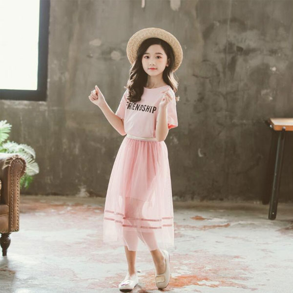 Rakuten - 送料無料 韓国子供服 女の子 夏服 ワンピース ワンピースセット ロングTシャツ+チュールスカート 2通りの着方 カワイイ スウィート ピンク キッズ 姉妹 半袖Tシャツ ロング 英文柄 スカート チュール 膝丈 誕生日 結婚式 小学生 通学着 夏着 110 120 130 140 150 160