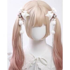 キュートで可愛らしいヘアアクセサリーが登場しました！2個setでお得に手に入るポンポン付きキラキラリボンピンです。ベロア素材のもこもこ感と、ビジューが散りばめられた華やかなデザインが、あなたのヘアスタイルに一層の存在感を与えます。これからのシーズンにぴったりな秋冬カラーのホワイトで、お食事会やパーティー、デートなどの特別な場にもぴったりです。さりげなくトレンド感もプラスされるので、お出かけやお買い物、女子会などの休日のスタイルにも活躍します。また、小さめのサイズなので、抜け感のあるスタイリングにもgood！手軽に取り入れられるので、コーディネートしやすく、モテ度もupしちゃいましょう。その他、旅行先やイベントなどでも大活躍のアイテムですので、是非お試しください！※商品の色味は写真と実物で異なる場合がございますので、ご了承ください。カラーワンカラー（ホワイト）♪ご注意♪必ず購入前購読事項をお読みの上ご購入をお願い致します。 こちらの商品は海外からのお取り寄せ品です。 お届けまで7日〜1ヶ月前後お時間をいただきます。 ※稀に発注元での製作遅延や国際運輸に遅延が生じ、上記の納期よりお時間がかかることもございます。 その場合大変は恐縮ですがご猶予を賜りますよう、お願い致します。 万が一、発注元で入荷待ち(再製作中)の場合は1ヶ月前後お時間をいただきます。 時期や通関審査によっては1ヶ月以上かかる場合もございます。 予めご了承ください 。 -------------------- また、稀に注文が重なり切れ(再製作なし)となる場合もございます。 そのような場合はすぐに返金手続きをとらせていただきますのでご安心下さい。 お取引の流れ 御入金確定後に商品確保検品・梱包お客様へ発送　 お手元に商品が到着するまで1週間〜1ヶ月程度、最大2ヶ月お時間をいただきます。 お急ぎの場合、確実に間に合わせたい予定のある場合に関してはご期待に添えない場合がございますので、上記納期にご了承のうえ購入をお願いします。 ・写真と実物では多少お色が異なって見えることもございます。ご了承ください。 ・イメージ違い・サイズ違いによる返品交換不可 ・輸入品に関しては商品により縫製などが国内製品と比べ劣る場合もございます。 ・サイズ詳細に関しましても上記の都合や、測定の仕方により若干の誤差が生じることがございます。予めご了承ください。 ・輸入の際に、小さな傷・汚れや外箱の破損が生じることがありますが、これらはメーカー側でも返品の対象とならない為、返品・交換はお断りさせていただきます。 ・ご注文確定後のキャンセルはお受け致しませんので、ご了承下さい。 海外発注のため、返品・交換はご遠慮願います。 初期不良品に関しましては購入前購読事項をご確認の上、メールにてご連絡くださいますようお願い申し上げます。 その他、不明点などありましたらお気軽にお問い合わせください。《商品について》※当ショップは海外からのノーブランド商品になります。海外製品のため日本商品に比べ品質が劣る場合がございます。糸のほつれ、多少の汚れやシミ、ファスナーが固い、デザインの若干の違いなどは不良品には該当しませんのでご了承ください。お手持ちの携帯やpcの画面設定の影響により、実物と色味が異なって見える場合がございます。※当ショップはお客様より注文を確認した上でメーカーに発注しておりますので返品、交換は出来かねます。ご了承下さいませ。《発送について》お取り寄せ商品のため、ご入金確認後、お届けまでに「10-24日程度」のお時間がかかります。通常よりもお時間がかかってしまう場合もございます。欠品や商品の不具合などにより、商品をお届けすることができず、ご注文をキャンセルさせていただく場合もございますのでご了承ください。※当ショップの商品はお取り寄せ商品につき、入金確認後メーカーへ発注させて頂きます。※メーカーにて切れの場合は、速やかに返金させて頂きます。《返品についての特約に関する事項》ご注文確定後、発注後のキャンセルやサイズなどの内容変更は承っておりません。注文時によくご確認ください商品に欠陥がある場合を除き、基本的には返品や交換には応じません。最後までご覧くださり、ありがとうございました。ヘアアクセサリー ヘアクリップ ヘアピン ビジュー ポンポン レディース リボン もこもこ ふわふわ ベロア かわいい お洒落 こなれ感 キュート ガーリー 地雷系 エレガント 存在感 とろみ感 抜け感 華やか フェミニン デート お出かけ パーティー イベント 旅行 お買い物 女子会 休日 コーデ スタイル モテ 秋 冬 お食事会 小さめ ホワイト? メーカー希望小売価格はメーカーカタログに基づいて掲載しています