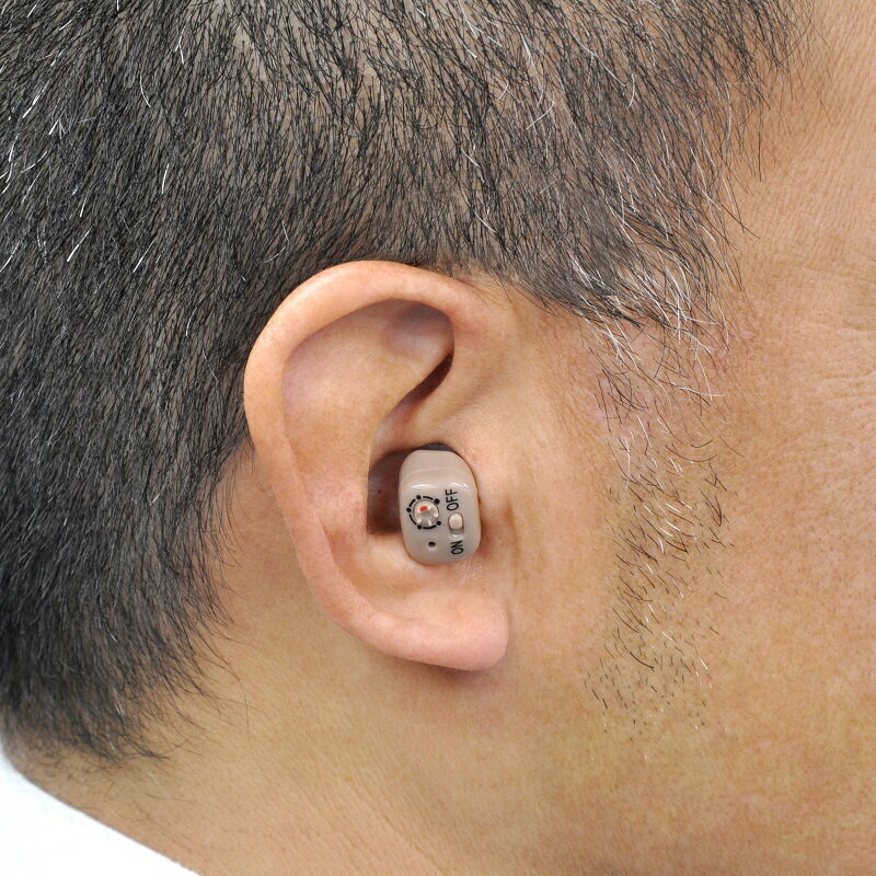 versos 充電式　小型集音器 VS-M030 日常会語・テレビ音声・講演など、やや難れた場所の聞き取りにく い音を増幅し、聞き取りやすくする集音器です。 電源ON/OFF機能 ボリューム調節機能 充電ケース付 ※ ご注意 本製品は医療機器・補聴器ではごさいません 。 また 、 難聴の方の補助用製品ではありません 。 VS-M030 　　充電式小型集音器　　4582228238411【送料無料】メール便での発送予定となります