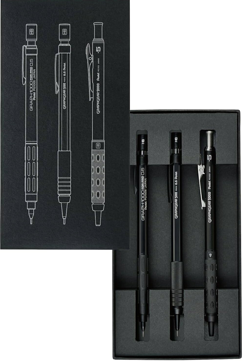 グラフ1000〈フォープロ〉/グラフギア500/グラフギア1000　3本セット ぺんてるの製図用シャープペンシル伝統の「黒」を基調とした限定カラー ぺんてるの製図用シャープペンシルにおいて長年親しまれてきた伝統の「黒」を基調とし、プロツールとして細部までこだわった限定モデルに仕上げました。 各製品のボディからグリップまでを黒で統一し、繊細な作業を妨げないカラーリングにしています。 ぺんてるの製図用シャープペンシルの歴史年表付き3本セット 3本セットは、各製品のシルエットがデザインされたパッケージに、ぺんてるの製図用シャープペンシルの60年にわたる歴史をまとめた年表も付属しています。長い歴史を振り返りながら、製品の魅力を再発見できる特別なセットです。