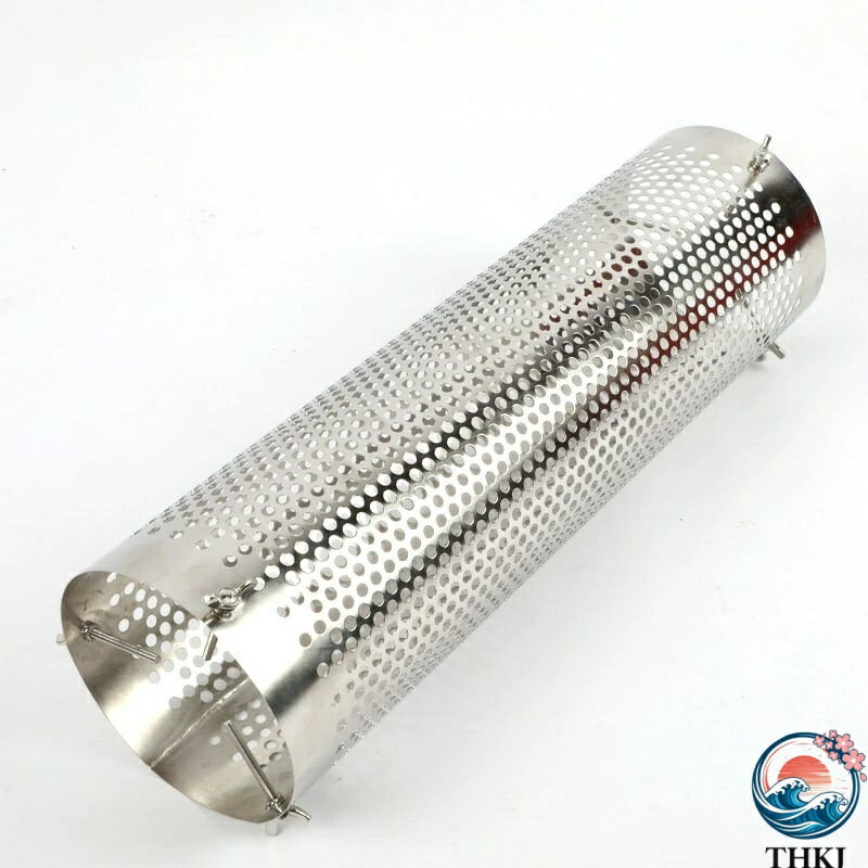 【高品質】こちらの煙突ガードは耐熱性、耐食性に優れたステンレススチールを採用しており、高温により、テントやファスナーが溶けることを効果的に防ぎます。 【火傷防止メッシュカバー】煙突がテントに接触する可能性のある位置にボルトで固定され、高温が...