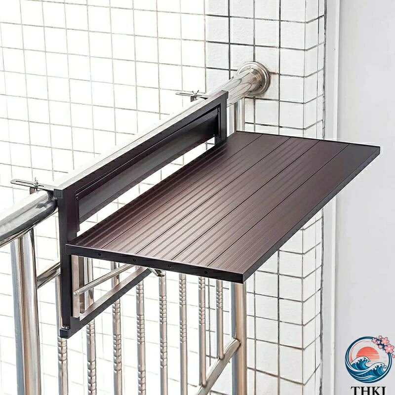? 【耐久性と防水性を兼ね備えたアルミ合金製】このパティオ手すりダイニングテーブルは、アルミ合金材質で作られており、雨や湿気に強く、長期間屋外で使用しても安心です。特にバルコニー折りたたみデッキテーブルとしても活躍します。 ? 【折りたたみ式で省スペース】この屋外折りたたみサイドテーブルは90度折りたたむことができ、使わない時はスペースを取らず、限られたスペースのベランダ テーブルとしても便利です。 ? 【高い耐荷重性能】頑丈な設計により、重いものを置いても安定して使用できるガーデンテーブルで、しっかりとしたサポートを提供します。 ? 【さまざまな手すりに対応】厚さ3.4〜7cmの手すりに対応し、バルコニーや庭の手すりに簡単に取り付けられる壁掛け式ガーデンテーブルです。 ? 【多用途で便利なデザイン】このテーブルは屋外折りたたみサイドテーブルとして、アウトドアでの食事や作業スペース、ガーデンでの使用にも最適です。 製品の色:茶色 表面処理: 陽極酸化処理 折りたたみ角度: 90度 デスクトップの素材: アルミニウム合金素材 製品幅: 90/120cm 製品の奥行き: 34.4cm デスクトップの厚さ：1.5cm ハードウェア付属品: 304 ステンレス鋼 製品機能: 折りたたみ屋外使用可能 製品の取り付け: 簡単な取り付け - 軽量で錆びにくいアルミ合金を使用しているため、長期間の屋外使用にも最適です。 - 防水防潮加工が施されており、雨の日でも安心して使用できるため、屋外に常設可能です。 - 90度折りたためるので、使用しないときには簡単に収納でき、場所を取らずにコンパクトに保管可能です。 - 3.4〜7cmの厚さの手すりに対応し、工具を使わずに簡単に取り付けることができます。 - 丈夫な構造で、重い物を載せても安定感があり、耐荷重性に優れています。 用途例: 1.限られたバルコニースペースに最適で、屋外での食事や軽作業のスペースとして活用できます。 2.鉢植えやガーデニング用品を置くのに便利で、ガーデンを美しく整理整頓できます。 3.コンパクトに収納できるため、小さな屋外スペースのあるカフェやベランダでの使用に最適です。 4.作業を行う際の小型のワークステーションとして、庭やバルコニーで活用できます。 パッケージ内容: 1x ベランダ テーブル/取付部品 品質サービス: 1、 当社の製品に問題がある場合は、お気軽にお問い合わせください。 2、輸送中に多少の衝撃が加わる可能性がございます。万が一不具合や破損などがございましたら、部品の再送など対応させていただきますので、お気軽にご連絡くださいませ。 3、商品が多いため、発送時に説明書をお送りし忘れることがございます。万が一、説明書が届いていない場合や、商品組み立てに関してご不明点がございましたら、お手数ですがご連絡いただけますようお願い申し上げます。電子版の説明書を再送させていただきますので、どうぞご安心ください。お客様にはご理解いただきますようお願い申し上げます。お客様のご支援が、私たちの励みとなっております。