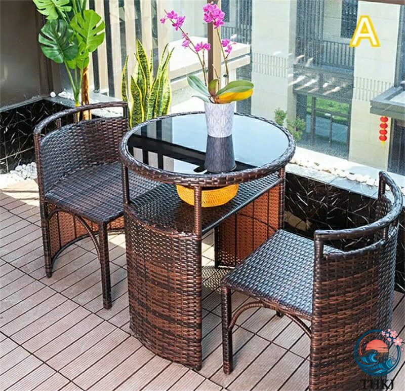屋外の籐の椅子セットは、スタイルがユニークで、レトロでファッショナブルです。に適用するプライベートガーデン、ホテルレジャー、スイミングプールビーチ、エンターテインメントクラブ、ヴィラの中庭、商店街。 ? 【美しい籐】エンボス加工により、上質な織り紐の風合いを再現し、クッション性と耐久性を兼ね備えた人工ラタンを使用しているから雨や紫外線に強く。 お庭やテラスがカフェになるラタン調テーブル&amp;チェア。 ? 【絶妙なデザイン】この完璧なサイズの飲料テーブルは、強力な強化ガラスを使用して繊細なタッチを追加し、汚れを気にせずに飲み物、食事、装飾を配置できます。座面に水がたまらない利点があります。汚れれば簡単に拭き取れる、お手入れが楽なセットです。 ? 【ヒューマンウエストラインデザイン】ゆったりとしたシートスペースにより、背中を自然に傾けたり伸ばしたりできるので、一日の疲れを癒し、余暇を満喫できます。籐のような風合いは、模様に隙間があり、透明感があるため、全体的にリアルです。 ? 【組み立て不要】パッケージを開けて居酒屋セットを取り出し、グラスをテーブルに置くだけで、すぐに大切な人と時間を共有できます。ワインや本などの小物に最適です！シンプルなデザインでスタイリッシュな空間を演出できます。 ? 【屋外屋内使用可能】この小さな屋外用家具セットは、テラス、ポーチ、裏庭、バルコニー、プールサイド、庭園、その他の家の適切なスペースに最適です。この籐のラタン調 テーブル&amp;チェア3点セット、風雨に耐えるのに十分な強度があります。 特徴 小説のスタイルは、環境に配慮し、健康的なPEの藤を使用して、純粋な手 - 織り、防水、日 - 耐久。 創造的でスタイリッシュな、籐のテーブルと椅子を保存するために格納することができ、全くスペースを占有しません。 快適な背もたれは、長い時間のための屋外の使用に置くことができ、水で洗浄することができ、反腐食とアンチエイジング。 テーブルトップは高品質の強化ガラスを使用しており、丈夫で割れにくく、安全で美しい。 高品質の金属設計、高度な溶接技術の処理、籐腱チックタック設計と組み合わせることで、シートの耐荷重を向上させます。 高反発スポンジは崩れにくく丈夫で、背もたれは快適、防ダニ抗菌、体圧を逃がす。 製品情報 屋外用家具名：ラタンチェアセット 材質：PEの籐＋太いパイプ 重量：約30Kg 室内装飾：プラスチック籐（100％手作り） 天板：強化ガラス（黒） 用途：バルコニー、パティオ、リビングルームなど ヒント：サイズは手動で測定しており、若干の誤差があることをご了承ください。 製品内容 1*籐のテーブルと椅子のセット セット内容：テーブル1脚と椅子2脚。 品質サービス: 1、 当社の製品に問題がある場合は、お気軽にお問い合わせください。 2、輸送中に多少の衝撃が加わる可能性がございます。万が一不具合や破損などがございましたら、部品の再送など対応させていただきますので、お気軽にご連絡くださいませ。 3、商品が多いため、発送時に説明書をお送りし忘れることがございます。万が一、説明書が届いていない場合や、商品組み立てに関してご不明点がございましたら、お手数ですがご連絡いただけますようお願い申し上げます。電子版の説明書を再送させていただきますので、どうぞご安心ください。お客様にはご理解いただきますようお願い申し上げます。お客様のご支援が、私たちの励みとなっております。