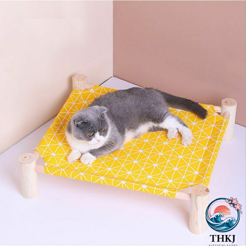 素材：布+木材 サイズ：54×11×47cm その他：シートは地面から離れた位置に設計されています。キャンプなどのアウトドアシーンで使用すれば、地面の熱さや寒さから体を守り、リラックスした快適な空間をお楽しみいただけます。 完璧なペットベッド：より快適で安定感があり、さらに重要なのは、床を傷から守るだけでなく、ペットが乗り降りする際にベッドが滑るのを防ぐことです。 いつでも涼しく：暑い季節でもペットを涼しく保ちます。さらに、このペットベッドは耐熱性、耐久性、通気性に優れています。 軽量で持ち運びに便利：屋内、屋外、ピクニック、キャンプ、トレーニングなど、あらゆるシーンで活躍し、いつでもどこでも快適な睡眠をお楽しみいただけます。 注意事項 ★モニターの発色具合によって、実際のものと色が異なる場合があります。 ★手作業による仕上げのため、若干の誤差（約2〜3cm）が生じる場合がございます。 ★ギフト包装サービスは行っておりませんのでご了承ください。 ★商品は生産時期により、生地や色合い、装飾パーツの色やデザイン等が異なる場合がございます。そのため、同じ商品を複数ご購入いただいた場合、色やデザイン等が異なる場合がございますので、予めご了承ください。