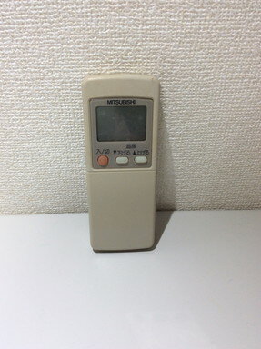 基本的には画像の商品の発送ですが、出荷前動作確認で不具合が認められた場合同等の商品となります。画像より焼け傷ある場合があります。ご了承ください。 同等の型番の商品を発送致します。 小傷、色合いの違い、日焼けなどがある場合がございますのでご了承お願いします。 ※対応機種についてのご質問は基本的にお答えできません。 各メーカーへお問い合わせいただくか、検索から各機種の取扱説明書をご確認ください。 ●お電話では対応できませんので必ずメッセージにてお問い合わせ宜しくお願い致します。 ●【基本毎日発送】土日祝日休み、年末年始、GW、お盆、その他お休みをいただきます。 ●【発送について】商品は基本ポスト投函（宅急便・レターパックプラスを除く）となります。発送もポスト投函方法の発送となりますので発送通知と反映に差がございますのでご了承ください。 ※簡易梱包のため箱等は付属しませんのであらかじめご了承ください。 ●弊社では納品書等は基本同封しておりませんのでご了承ください。 ●部品・消耗品商品の返品について 初期不良の場合のみ到着後7日以内は返品可能です。間違い購入、設定をしないで不具合だと勘違いの場合、弊社にもどってきて問題ないと判断された場合は、 返品手数料（弊社からの送付の送料（無料の場合も含む）−各手数料（振り込み手数料等）を頂戴します。 初期動作不良は返品で対応致します。 ※CATV、スカパー、無線式、各社対応、一部のオーディオリモコンなど設定が必要な商品で、設定ミスにより通常は使えるのに不具合品と勘違いされるケースがあります。 商品が使用できなかった場合は具体的な内容をストアにお問い合わせください。 ●お電話では対応できませんので必ずメッセージにてお問い合わせ宜しくお願い致します。 内容を確認し、不具合と判断した場合は返品で対応致します。 キャンセル・返品（返金・交換）についてについてをご確認ください。 ●リモコンが使えない場合・よくあるトラブル ◎当ストアでは、商品出品時と発送当日の2回、商品の動作確認をしています。（中古の場合） ★必ず本体と対応しているリモコンを確認してください。★ 電池は必ず新品をご使用ください。（自宅保管の新品の電池ではなく今お店に売られてるような新しい電池を入れてください。）★電池をいれたままくるくる回すか、端子に接点復活剤を塗ってみてください。液晶が薄い場合多くは電池の残量の問題です。★ パナソニック製充電池（エボルタ、エネループ等）は、電圧が不足する場合があると警告が出ていますので、新しいアルカリ電池をご使用ください。★モードを切り替えながら使用するものがあります。また、切替スイッチがあるものもございます。同じ機種を複数台使うようにモードが設定されてない可能性があります。★ 一部の枠に囲まれたボタンや、付随してついているテレビ等のボタンには、メーカー設定が必要なリモコンがございます。（CATV、ひかりTV、スカパー、地デジチューナー等）。説明書をご確認ください。★無線式リモコンは最初に機器への接続設定が必要です。★形がほとんど同じでもリモコンの型番が違うものが多数ございます。（少しの違いでも型番違いで反応しません）★リセットボタンを必ず最初に押してください。また時刻を設定しないと機能しないボタンもあります。★赤外線がでていて認識しない場合、本体の受光部の故障も考えられます。その他、ご不明点等ございましたらストアへご連絡をお願いします。--------------------------------------------------------●赤外線の確認方法赤外線が発光しているリモコンは基本的に使用可能です。赤外線は肉眼では見えませんが、カメラのレンズを通すと見えます。ガラケーのカメラ、スマホのカメラ、デジカメ、ビデオカメラ等で確認することが可能です。※スマホのカメラの場合は内カメラの自撮りモードに変更してください。（iPhoneは使用しないでください）・リモコンに電池を入れて・ファインダー（画面）を覗きながら・リモコンをレンズに向けて・いずれかのボタンを押す。赤外線発光している場合は紫orピンクに発光します。昼間の太陽光の元など明るいところでは確認しづらいので、やや暗い場所でご確認ください。商品は発送前に検査してお送りします。休業日・長期休業日・繁忙期は多少配達が遅れる場合がございます。ご了承ください。