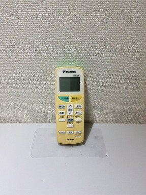 基本的には画像の商品の発送ですが、出荷前動作確認で不具合が認められた場合同等の商品となります。画像より焼け傷ある場合があります。ご了承ください。 同等の型番の商品を発送致します。 小傷、色合いの違い、日焼けなどがある場合がございますのでご了承お願いします。 ※対応機種についてのご質問は基本的にお答えできません。 各メーカーへお問い合わせいただくか、検索から各機種の取扱説明書をご確認ください。 ●お電話では対応できませんので必ずメッセージにてお問い合わせ宜しくお願い致します。 ●【基本毎日発送】土日祝日休み、年末年始、GW、お盆、その他お休みをいただきます。 ●【発送について】商品は基本ポスト投函（宅急便・レターパックプラスを除く）となります。発送もポスト投函方法の発送となりますので発送通知と反映に差がございますのでご了承ください。 ※簡易梱包のため箱等は付属しませんのであらかじめご了承ください。 ●弊社では納品書等は基本同封しておりませんのでご了承ください。 ●部品・消耗品商品の返品について 初期不良の場合のみ到着後7日以内は返品可能です。間違い購入、設定をしないで不具合だと勘違いの場合、弊社にもどってきて問題ないと判断された場合は、 返品手数料（弊社からの送付の送料（無料の場合も含む）−各手数料（振り込み手数料等）を頂戴します。 初期動作不良は返品で対応致します。 ※CATV、スカパー、無線式、各社対応、一部のオーディオリモコンなど設定が必要な商品で、設定ミスにより通常は使えるのに不具合品と勘違いされるケースがあります。 商品が使用できなかった場合は具体的な内容をストアにお問い合わせください。 ●お電話では対応できませんので必ずメッセージにてお問い合わせ宜しくお願い致します。 内容を確認し、不具合と判断した場合は返品で対応致します。 キャンセル・返品（返金・交換）についてについてをご確認ください。 ●リモコンが使えない場合・よくあるトラブル ◎当ストアでは、商品出品時と発送当日の2回、商品の動作確認をしています。（中古の場合） ★必ず本体と対応しているリモコンを確認してください。★ 電池は必ず新品をご使用ください。（自宅保管の新品の電池ではなく今お店に売られてるような新しい電池を入れてください。）★電池をいれたままくるくる回すか、端子に接点復活剤を塗ってみてください。液晶が薄い場合多くは電池の残量の問題です。★ パナソニック製充電池（エボルタ、エネループ等）は、電圧が不足する場合があると警告が出ていますので、新しいアルカリ電池をご使用ください。★モードを切り替えながら使用するものがあります。また、切替スイッチがあるものもございます。同じ機種を複数台使うようにモードが設定されてない可能性があります。★ 一部の枠に囲まれたボタンや、付随してついているテレビ等のボタンには、メーカー設定が必要なリモコンがございます。（CATV、ひかりTV、スカパー、地デジチューナー等）。説明書をご確認ください。★無線式リモコンは最初に機器への接続設定が必要です。★形がほとんど同じでもリモコンの型番が違うものが多数ございます。（少しの違いでも型番違いで反応しません）★リセットボタンを必ず最初に押してください。また時刻を設定しないと機能しないボタンもあります。★赤外線がでていて認識しない場合、本体の受光部の故障も考えられます。その他、ご不明点等ございましたらストアへご連絡をお願いします。--------------------------------------------------------●赤外線の確認方法赤外線が発光しているリモコンは基本的に使用可能です。赤外線は肉眼では見えませんが、カメラのレンズを通すと見えます。ガラケーのカメラ、スマホのカメラ、デジカメ、ビデオカメラ等で確認することが可能です。※スマホのカメラの場合は内カメラの自撮りモードに変更してください。（iPhoneは使用しないでください）・リモコンに電池を入れて・ファインダー（画面）を覗きながら・リモコンをレンズに向けて・いずれかのボタンを押す。赤外線発光している場合は紫orピンクに発光します。昼間の太陽光の元など明るいところでは確認しづらいので、やや暗い場所でご確認ください。商品は発送前に検査してお送りします。休業日・長期休業日・繁忙期は多少配達が遅れる場合がございます。ご了承ください。