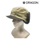 FLAP CAP 保温性のあるファー素材の耳付きフラップキャップです。DRAGON オリジナルのゴーグル着用時のストラップホルダーを採用。 ・表地：NYLON 100% ・Sizes: FREE ・バック部分にゴーグルストラップホルダー付き