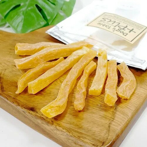 ★ 安心・安全な厳選素材を丁寧な処理・製法で仕上げたトリーツシリーズ さつまいもを蒸してから低温でじっくりと焼き上げました。 凝縮した素材本来のやさしい甘味が楽しめる、スティックタイプのおやつです。 硬めに仕上げているので、噛み応えたっぷり♪ 硬いおやつや噛むのが好きなわんちゃんにおすすめです。 ※おやつとして与えてください。 給与量は、年齢・体重・体調及び、食事量を考慮し、摂取カロリーや愛犬の状態に応じて調節してください。 注意事項 ●本品は犬・猫用おやつです。幼児が口にしないようご注意ください。 ●喉に詰まらせないようご注意ください。 ●飼い主様の目の届く範囲であげてください。 ●表面に白い粉が出ることがありますが、さつまいもに含まれる糖分ですので品質に問題ございません。 ●直射日光の当たる場所、高温多湿の場所は避け、冷暗所で保管してください。 ●開封後は早めにご使用ください。 ●同封の脱酸素材は食べられません。 スペック 【内容量】S：45g、M：90g 【原材料】さつまいも 【成　分】粗蛋白質3.0%以上、粗脂肪0.5%以上、粗繊維3.0%以下、粗灰分3.5%以下、水分12.0%以下 カロリー：305kcal/100g 【原産国】日本 【パッケージ形状】チャック付きPP袋 【JANコード】S：4580210129402、M：4580210129419