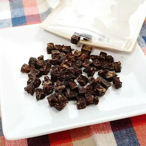 わんこに嬉しい♪国産・無添加おやつ 鹿肉を一口サイズのキューブ状にカットし、じっくりと焼き上げました。 高たんぱく・低脂肪な鹿肉には、アミノ酸やビタミン・ミネラルなどの栄養素が豊富。 小粒のキューブタイプに仕上げているので小さなお口のわんちゃんも食べやすく、噛めば噛むほど素材本来の旨味が溢れ出す美味しいおやつです。 与え方 体　重 1日あたりの給与量目安 5kg以下 〜5g 10kg以下 〜10g 20kg以下 〜15g ※上記はあくまでも目安です。 年齢・生活環境・活動量・健康状態に応じて適宜調節しながら与えてください。 注意事項 ●本品はおやつです。主食として与えないでください。 ●喉に詰まらせないようご注意ください。 ●飼い主様の目の届く範囲で与えてください。 ●開封後はなるべく早めに与えてください。 ●直射日光の当たる場所、高温多湿の場所は避け、冷暗所で保管してください。 ●食物アレルギーのある場合には原材料を確認してから与えてください。 ●同封の脱酸素材は食べられません。 スペック 【パッケージ】クラフトパッケージ 【内容量】10g 【原材料】鹿肉 【成　分】粗蛋白質71.0％以上、粗脂肪3.4％以上、粗繊維質1.0％以下、粗灰分3.8％以下、水分15.0％以下 カロリー：328kcal/100g 【原産国】日本 【JANコード】4580216011084