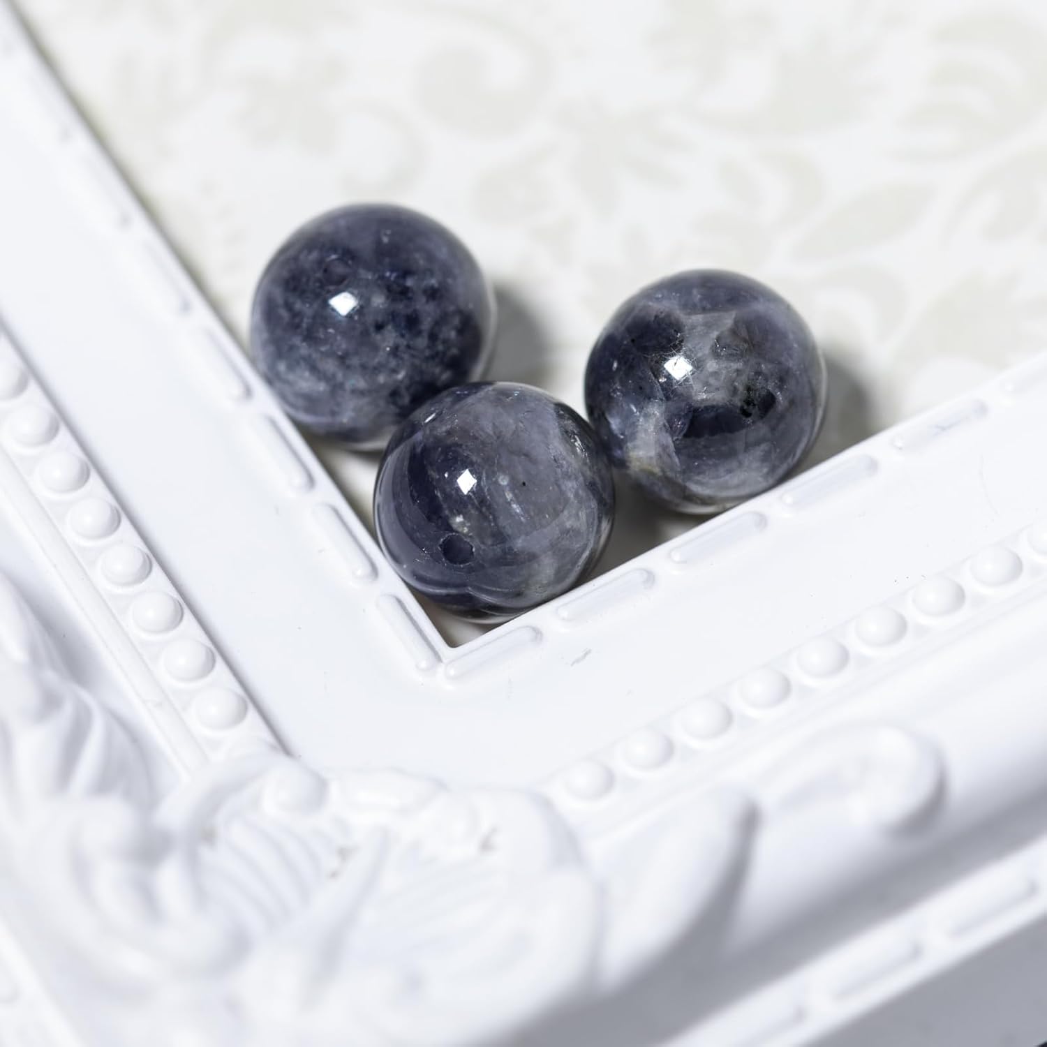 【国内検品済み】天然石 アイオライト 菫青石 10mm 3粒 両穴貫通 3月の誕生石 コーディエライト きんせいせき ネイビー 多色性 パワーストーン 丸玉 ラウンド 夢実現 直感力向上 スピリチュアル