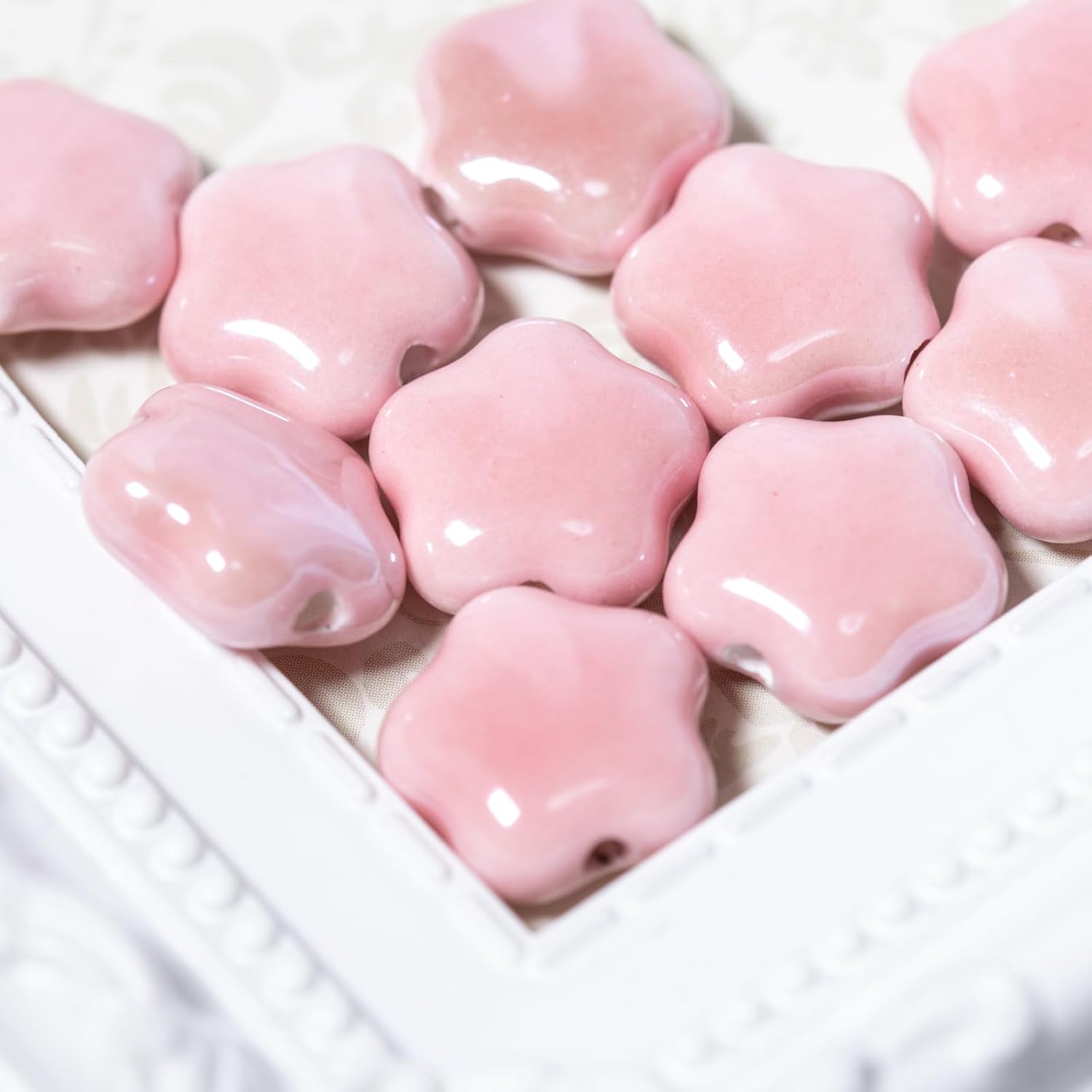 【国内検品済み】美濃焼 タイルビーズ ピンク 15mm 10個 B-083 両穴貫通 陶器ビーズ 焼き物 お花型 ハンドメイド アクセサリーパーツ 桃色