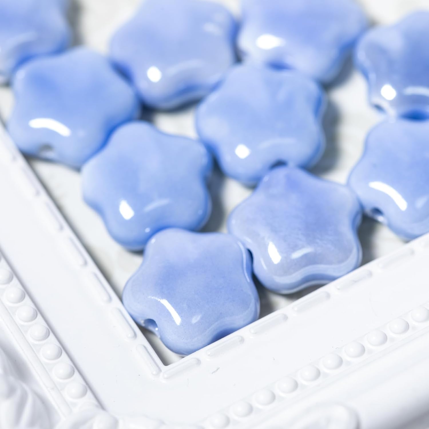 【国内検品済み】美濃焼 タイルビーズ ブルー 15mm 10個 B-051 両穴貫通 陶器ビーズ 焼き物 お花型 水色 青 ハンドメイド アクセサリーパーツ