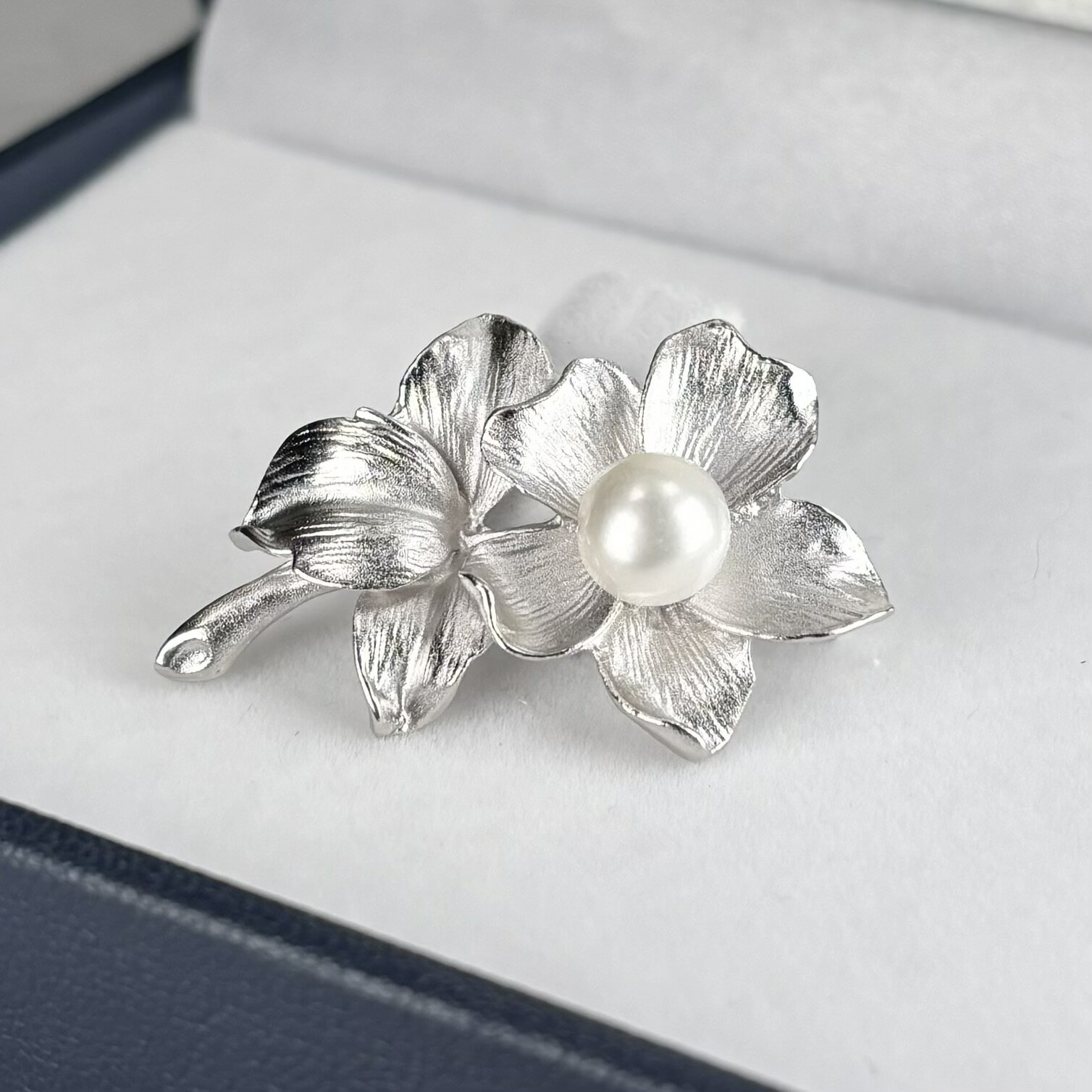 淡水真珠 ブローチ 花モチーフ 7-7.5mm ホワイト ボタンシェイプ ブラス製 本真珠 真珠 淡水ブローチ パール ブローチ 真珠 フォーマル カジュアル 入学式 入園式 卒業式 卒園式 結婚式 成人式 プレゼント 母の日 オケージョン 花 プレゼント 贈り物 pearl 神戸