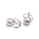 商品情報真珠の種類アコヤ本真珠真珠の形バロック真珠の色ナチュラルグレー真珠のサイズ9.2-9.65mm素材シルバー製SV925 ロジウム加工注意書きモニターの発色の具合により実際のものと色合いが異なる場合があります。パーツネジバネを希望される場合は備考欄にご記入ください。アコヤバロック真珠 パールイヤリング 9.2-9.65mm ナチュラルカラー 直結 無調色 SV925製 本真珠 バロックパール 一粒 プレゼント 送料無料 無調色のアコヤ真珠バロックを使用したパールイヤリングです。内側からにじみ出る光沢と青みがかった優しい色合いが神秘的です。 ナチュラルカラーグレーの色目が美しい大粒のアコヤバロック真珠 アコヤ真珠のバロック型を使用したシンプルな直結パールイヤリングです。無調色のナチュラルカラーの真珠は生産も少なく希少です。ナチュラルグレー（無調色）は内側から輝く美しさが魅力で耳元を上品にします。また、形はバロックなので唯一無二の個性的な雰囲気漂うスタイルを演出してくれます。真珠のサイズは9.2-9.65mmで大きく、つけると存在感があります。青みがかったような優しい色合いが魅力です。本体にはシルバーの刻印があります。フォーマルはもちろん場を問わずお楽しみいただけます。＊イヤリングはクリップ式になっていますが、ネジバネをご希望の場合備考欄にご記入ください。【商品詳細】真珠の種類：アコヤ本真珠 　真珠の色：ナチュラルグレー　真珠の形：バロック　真珠のサイズ：9.2-9.65mm素材：SV925製（ロジューム加工） こんにちは！店長の志賀です。ナチュラルバロックとはアコヤ本真珠のナチュラルグレーカラーでかたちがバロックのことを表しています。ナチュラルグレーは偶然にできた自然の色でとれる量が少なく希少です。染めている真珠と違い内側から輝く美しさが特長です。真珠層の巻きが厚いので輝きが強いです。弊社は真珠の街神戸で3代70年続く真珠の卸・販売をしています。もともとは海外へのあこや真珠の輸出を手掛けていましたが、阪神大震災後、真珠の良さを知ってもらいたいという思いで、国内外に真珠の魅力を発信しています。おかげさまでデザインで賞をいただいたり、神戸セレクションに選ばれたりなど活動しています。代表は宝石鑑定士でもあり、ジュエリーのリメイクなども多数承っています。真珠は日本の誇るジュエリーです。少しでも皆様の綺麗と笑顔になればとの思いで頑張ります。また、神戸が真珠の街であることを知っていただきたいです。・デザインから製作まで女性スタッフがてがけています・真珠は自社のものでアフターフォローも全て自社で対応しています・真珠の選別からデザイン・パーツの仕入れまで一貫しておこなっています 3