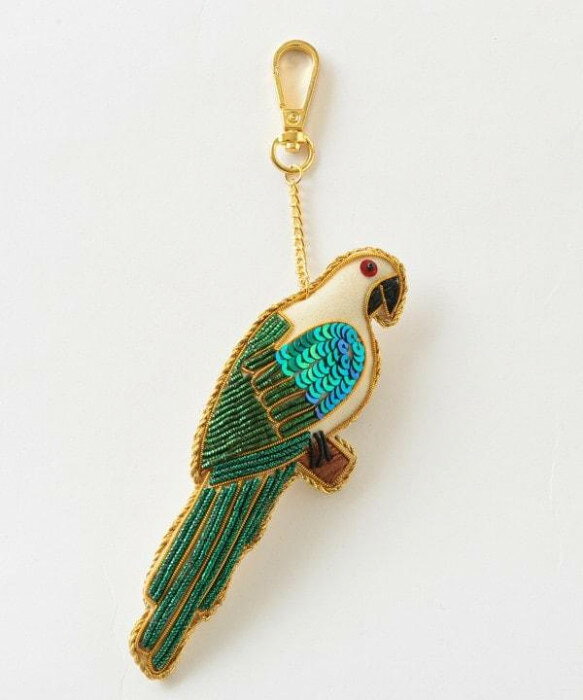 インドの伝統的な刺繍方法である「ザリ刺繍」。金や銀のコイル状のモール糸を釣り針のような針で一針一針手作業で縫い付けられています。キーホルダーやバックチャームとしてお楽しみください。プレゼントにもおすすめです。サイズ幅8.5×高さ13cm個装サイズ：4.5×13×2cm重量15g個装重量：15g生産国インドfk094igrjs