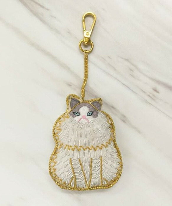 インドの伝統的な刺繍方法である「ザリ刺繍」のキーホルダーです。金や銀のコイル状のモール糸を釣り針のような針で一針一針手作業で縫い付けられています。キーホルダーやバックチャームとしてお楽しみください。プレゼントにもおすすめです。サイズ6.5×9cm個装サイズ：6.5×9×2cm重量16g個装重量：16g素材・材質ナイロン生産国インドfk094igrjs