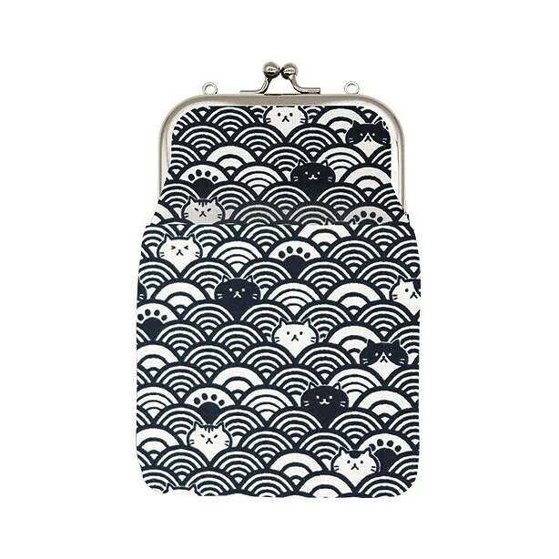 がま口2WAYタイプのスマホショルダーが登場です。【商品に関しまして】※柄物は商品により柄、模様の出方が、掲載商品画像と現物で異なる場合がございます。※塗骨・染骨、手描き・手染めの扇面は色落ちすることがあり、場合によっては他の物を汚す恐れがあります。※商品の性質上、骨折れなどの破損によるケガにご注意ください。商品の写真は、なるべく実物に近い状態になるよう努力しておりますが、光の具合やパソコンのモニターの種別、環境によっては、見え方が実際のものと多少異なって見える場合もございますので、ご了承ください。サイズ約W13×H17×D2cm個装サイズ：13×2×18cm重量個装重量：300g素材・材質表地/綿(日本製生地)、裏生地/混紡糸(ポリエステル65%・綿35%)口金:スチール/手提げベルト・ショルダーベルト:合皮仕様手提げベルト:約280mmショルダーベルト:約105〜129cm(6段階調整可能)付属品手提げベルトショルダーベルト生産国中国fk094igrjs