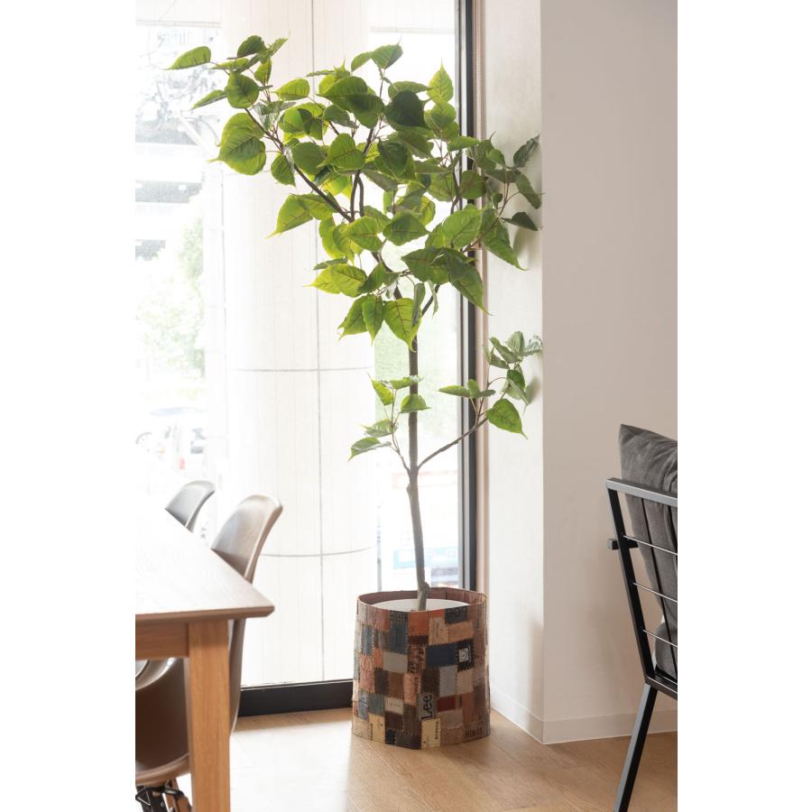 ●かぶせるだけのプランターカバー ●鉢植えのまわりを囲うように覆うだけの便利なプランターカバーです。重い鉢植えを持ち上げることなく簡単に着脱可能です。 ●巻いて留めるだけのワンタッチカバー ●Bタイプはボタンで固定する仕様となっています。 商品サイズ：幅約105×高さ35cm 材質：コットン 生産国：インド 備考：組立不要/個体差あり●かぶせるだけのプランターカバー ●鉢植えのまわりを囲うように覆うだけの便利なプランターカバーです。重い鉢植えを持ち上げることなく簡単に着脱可能です。 ●巻いて留めるだけのワンタッチカバー ●Bタイプはボタンで固定する仕様となっています。 商品サイズ：幅約105×高さ35cm 材質：コットン 生産国：インド 備考：組立不要/個体差あり