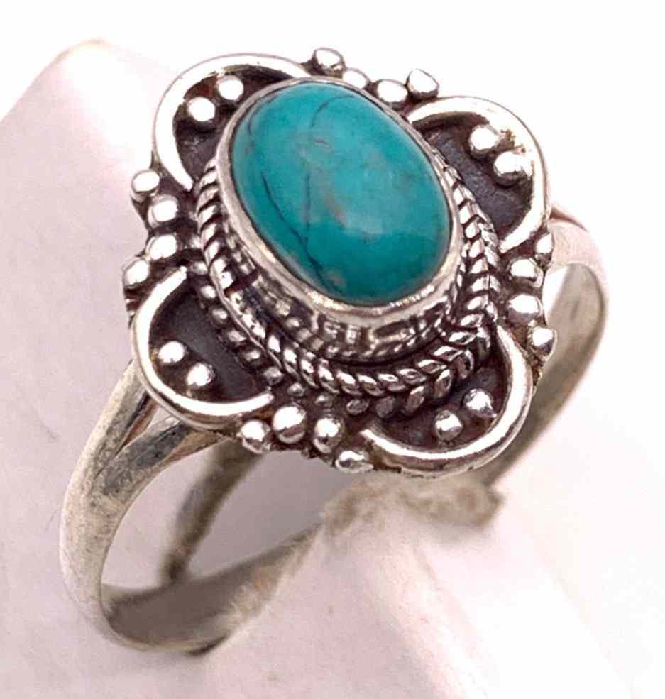商品情報 サイズ 13号, 18.5号 （※落札後に御希望のサイズを上記より1個ご指定ください☆価格は一つの値段になります） 　タテ 1.4cm、重さ：3g ★石のサイズ：0.7cm×0.6cm天然石ターコイズ アンティーク風 silver925リング☆13号, 18.5号 天然石を使ったsilver925のHAND MADEのリングです 【ターコイズ】 危険や災いから身を守る守護石で、心の平安をもたらします。 自然のパワーを身につけるのに役立ちます。 幸福を招く石です。 商品説明 ★サイズ：：13号, 18.5号 （※落札後に御希望のサイズを上記より1個ご指定ください☆価格は一つの値段になります） 　タテ 1.4cm、重さ：3g ★石のサイズ：0.7cm×0.6cm ★新品未使用 ★silver925 ★ネパール製HANDMADE 2