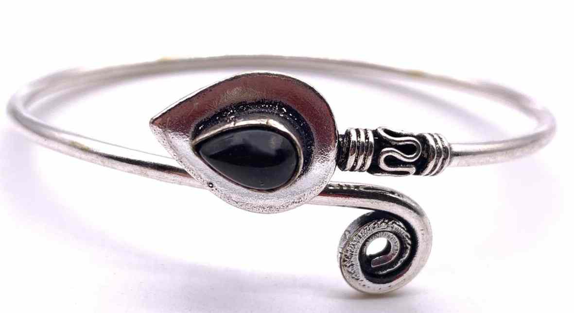 商品情報 サイズ フリーサイズ（左右に開くようになっていますので、ご自身のサイズに簡単に合わせてつけれます） バングル厚さ約0.2cm、重さ約8g 石のみのサイズ：約08×0.6cm 素材 ★素材：天然石、真鍮（ブラス） ★新品未使用天然石...