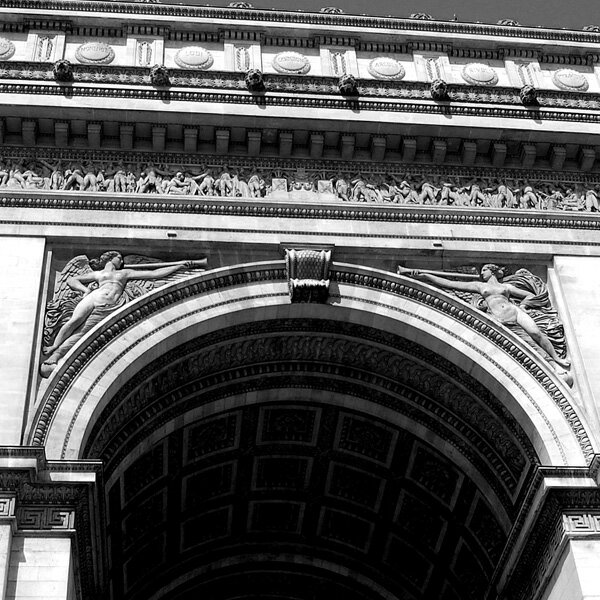 送料無料 一部地域を除く 当店人気の海外モノクロ風景の4枚セットは様々なテイストの壁掛けインテリアとして対応できるおしゃれなアートパネルです 壁掛けセット 4枚 フランス パリ 街並み 風景 正方形 モノクロ 飾り モダン おしゃれ 黒 額縁 絵画 写真 ポスター 額付