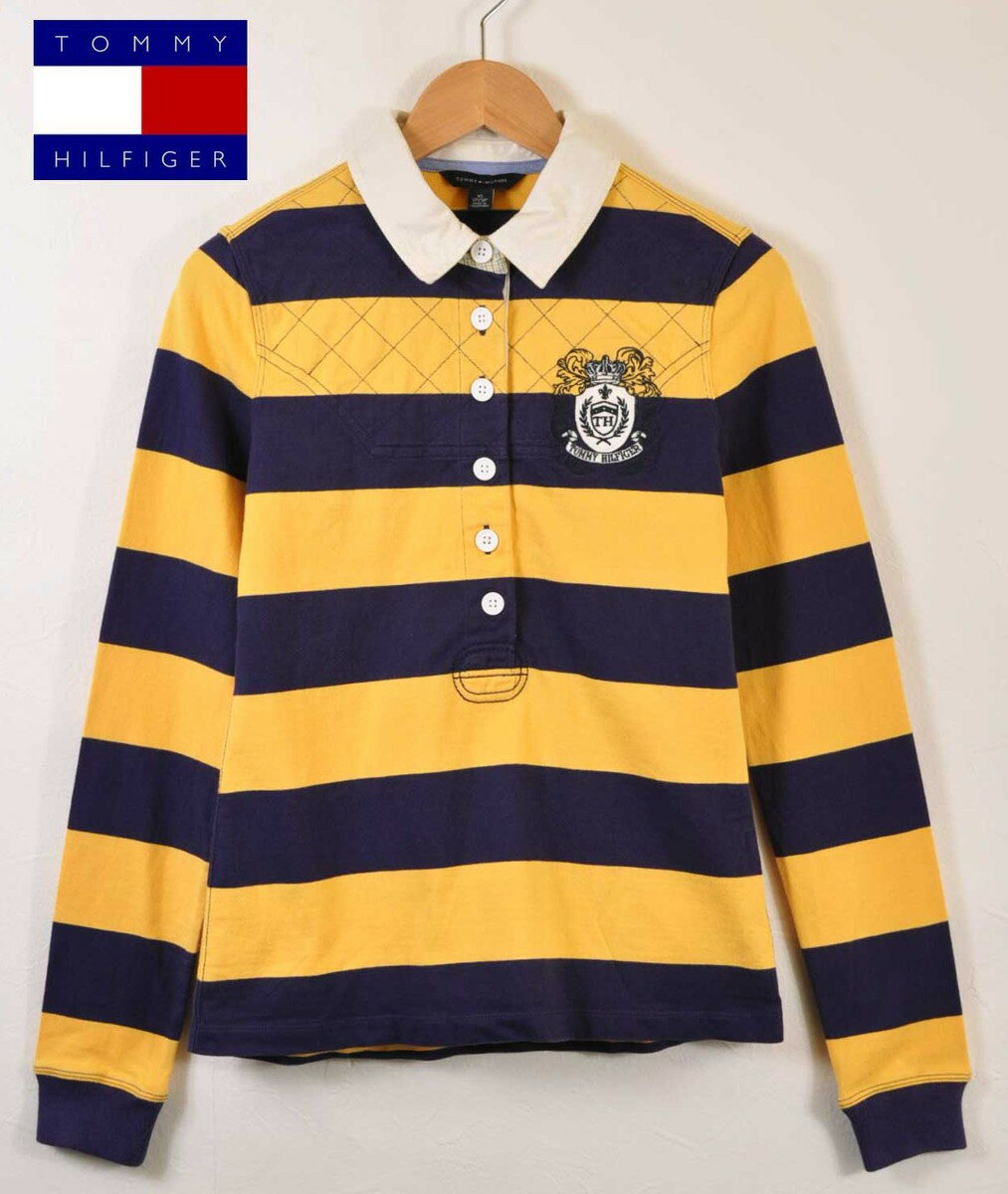 ■商品説明 シンプルな1枚です！USA古着「TOMMY HILFIGER」のラガーシャツスタイルの長袖ポロシャツです！イエロー×ネイビーのボーダー柄やフロントヨークのキルティング、左胸のエンブレム刺繍、長めの袖などがとても良い雰囲気ですのでコーディネートのポイントとして大活躍してくれます！また前立て部分が腹部上までと通常のものより長くなっているのもさりげないポイントです！なおこちらはトミーヒルフィガージャパンのアイテムとなります。 ■状態 USEDグレード［B］ 1. ボディ：襟周辺の薄い黄ばみ・洗濯等による薄い色あせ・薄い汚れ・細かい汚れ・縫い合わせ部などのスレ・薄い毛羽・細かい生地キズなどあり ※USED商品ですのでそれなりの使用感があります。予めご了承ください。 商品の状態の表示について見る ダメージサンプルを見る ■サイズ［単位：約/cm］ 表記・・・XS 着丈・・・60 身幅・・・42 肩幅・・・36 袖丈・・・64 ※袖は長めとなります。 ※ブランドや年代によってもサイズ感が異なりますので実寸を必ずご参考下さい。 サイズガイドを見る ■商品詳細 ブランド・・・TOMMY HILFIGER 商品名・・・長袖ポロシャツ 生産国・・・フィリピン 製造年・・・- - - - 色＆柄・・・イエロー×ネイビー ボーダー柄 素材・・・綿：100% TOMMY HILFIGER (トミーヒルフィガー)・・・一覧を見る ポロシャツ・・・一覧を見る ボーダー柄ポロシャツ・・・一覧を見る -Tops-PoloShirt-LongSleeve-Yellow-Navy-BorderPattern-Womens-Small-TOMMYHILFIGER