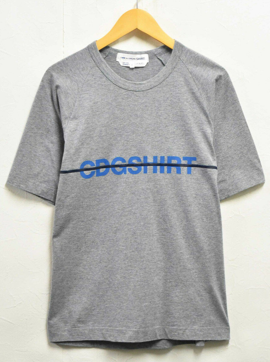 ■商品説明 「COMME des GARCONS SHIRT」の半袖Tシャツです！胸元の立体的なラインなどがとても良い雰囲気ですのでコーディネートのポイントとして大活躍してくれます！本当にお勧めです！ ■状態 USEDグレード［B］ 1. ボディ：前裾左側の汚れ・洗濯等による色あせ/色ムラ/生地スレ/縫い合わせ部のスレや小ホツレ・薄っすらとした汚れなどあり ※USED商品ですのでそれなりの使用感があります。予めご了承ください。 状態について 記載していない小穴や小ダメージ、薄い汚れ、細かい汚れ、その他などある場合があります。 またもともとUSED加工(ホツレ加工やウォッシュド加工など)が施されている場合もあり、実際の使用感との境界線はあいまいですのでご了承下さい。 上記を含め「それなりの使用感」としておりますので予めご了承下さい。 商品の状態の表示について見る ダメージサンプルを見る ■サイズ［単位：約/cm］ 表記・・・M 着丈・・・66.5 身幅・・・50.5 裄丈・・・45 袖丈(脇下計測)・・・17.5 ※コムデギャルソンはシーズン毎にサイズ感が異なり、また変則的なデザインも多いブランドですので実寸を参照して下さい。 サイズガイドを見る ■商品詳細 ブランド・・・COMME des GARCONS SHIRT 商品名・・・半袖Tシャツ 生産国・・・トルコ 製造年・・・- - - - 色＆柄・・・ヘザーグレー 素材・・・綿：100% カラーについて 撮影やご覧のモニターなどによって商品写真の色味が変わることがあります。 色味についてのイメージ違いなどの理由によっての返品はお受け出来ませんので 気になる点などございましたらご購入前に必ずお問い合わせください。 Tシャツ・・・一覧を見る COMME des GARCONS (コムデギャルソン)・・・一覧を見る デザイナーズアイテム・・・一覧を見る -Tops-ShortSleeve-Tshirt-Medium-COMMEdesGARCONS-Designers