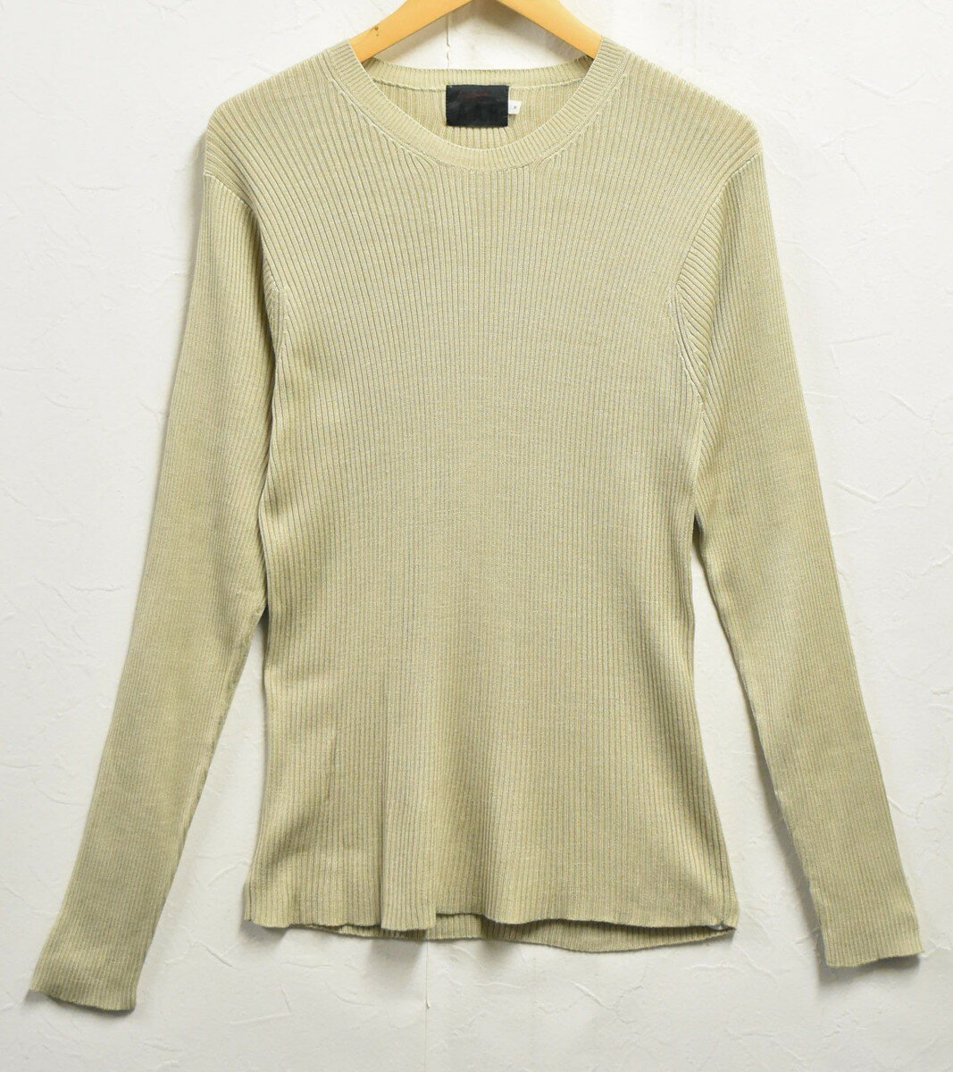 ■商品説明 「Yohji Yamamoto D'URBAN A.A.R」のニット/セーターです！シルク素材で伸縮性のあるリブ編みなどがとても良い雰囲気ですのでコーディネートのさりげないポイントとして大活躍してくれます！本当にお勧めです！シンプルだからこそ、こだわりたい方に！ ■状態 USEDグレード［B］ 1. ボディ：洗濯等による色あせ/色ムラ/くすみ/生地スレ/縫い合わせ部のスレや小ホツレ・細かい生地キズや目寄りキズ数か所などあり ※USED商品ですのでそれなりの使用感があります。予めご了承ください。 状態について 記載していない小穴や小ダメージ、薄い汚れ、細かい汚れ、その他などある場合があります。 上記を含め「それなりの使用感」としておりますので予めご了承下さい。 商品の状態の表示について見る ダメージサンプルを見る ■サイズ［単位：約/cm］ 表記・・・M 着丈・・・64.5 身幅・・・44 肩幅・・・41 袖丈・・・64.5 ※伸縮性のある生地ですので、着用時に身体にフィットしてある程度伸びます。 ※ブランドや年代によってもサイズ感が異なりますので実寸を必ずご参考下さい。 サイズガイドを見る ■商品詳細 ブランド・・・Yohji Yamamoto D'URBAN A.A.R 商品名・・・ニット/セーター 生産国・・・中国 製造年・・・- - - - 色＆柄・・・ベージュ系カーキ 素材・・・絹：100% カラーについて 撮影やご覧のモニターなどによって商品写真の色味が変わることがあります。 色味についてのイメージ違いなどの理由によっての返品はお受け出来ませんので 気になる点などございましたらご購入前に必ずお問い合わせください。 ニット・・・一覧を見る デザイナーズアイテム・・・一覧を見る -Tops-Knit-Designers