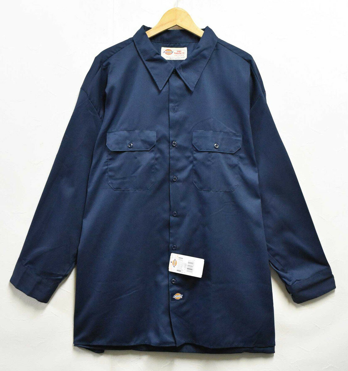 ■商品説明 「Dickies」の長袖ワークシャツです！シンプルでとても良い雰囲気ですのでコーディネートの即戦力として大活躍してくれます！本当にお勧めです！またサイズは大きめですのでジャストサイズの方はもちろん、オーバーサイズスタイルや女性のシャツワンピスタイルにもお勧めです！ ■状態 USEDグレード［新品］ ※展示試着の際や流通過程でのスレや薄い汚れ、細かいキズなどある場合がございます。予めご了承下さい。 商品の状態の表示について見る ダメージサンプルを見る ■サイズ［単位：約/cm］ 表記・・・20×35 着丈・・・86 身幅・・・82 肩幅・・・61 袖丈・・・58.5 ※サイズは実寸計測でおおよそメンズ4XL相当となります。 ※ブランドや年代によってもサイズ感が異なりますので実寸を必ずご参考下さい。 サイズガイドを見る ■商品詳細 ブランド・・・Dickies 商品名・・・長袖ワークシャツ 生産国・・・ニカラグア 製造年・・・- - - - 色＆柄・・・ネイビー 素材・・・ポリエステル：65%綿：35% カラーについて 撮影やご覧のモニターなどによって商品写真の色味が変わることがあります。 色味についてのイメージ違いなどの理由によっての返品はお受け出来ませんので 気になる点などございましたらご購入前に必ずお問い合わせください。 ワークシャツ・・・一覧を見る 長袖シャツ・・・一覧を見る Dickies (ディッキーズ)・・・一覧を見る ビッグサイズアイテム・・・一覧を見る