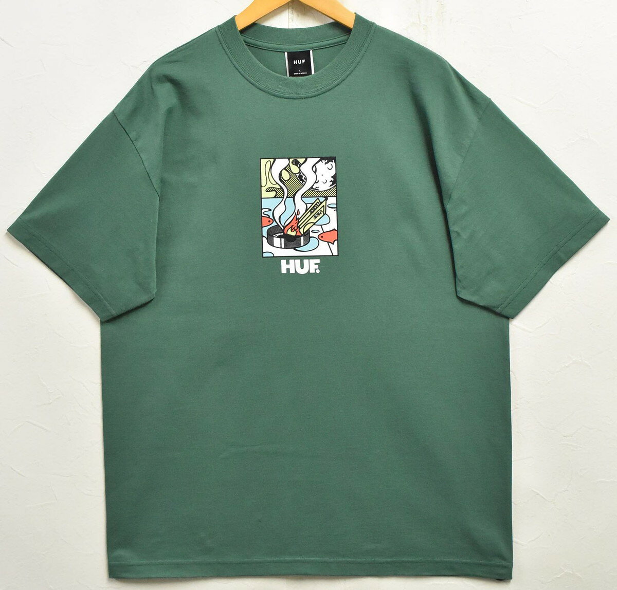 ■商品説明 「HUF」の半袖Tシャツです！とても良い雰囲気ですのでコーディネートの即戦力として大活躍してくれます！本当にお勧めです！ ■状態 USEDグレード［新品］ 1. ボディ：後襟あたりの引きつり縫いなどあり ※展示試着の際や流通過程でのスレや薄い汚れ、細かいキズなどある場合がございます。予めご了承下さい。 ※メーカーシールやメーカータグ(紙タグ)の剥がれ、折れ、キズ等は不良品とはなりませんので、予めご了承下さい。 商品の状態の表示について見る ダメージサンプルを見る ■サイズ［単位：約/cm］ 表記・・・L 着丈・・・74.5 身幅・・・58.5 肩幅・・・55 袖丈・・・23 ※ブランドや年代によってもサイズ感が異なりますので実寸を必ずご参考下さい。 サイズガイドを見る ■商品詳細 ブランド・・・HUF 商品名・・・半袖Tシャツ 生産国・・・メキシコ 製造年・・・- - - - 色＆柄・・・パイングリーン 素材・・・綿：100% カラーについて 撮影やご覧のモニターなどによって商品写真の色味が変わることがあります。 色味についてのイメージ違いなどの理由によっての返品はお受け出来ませんので 気になる点などございましたらご購入前に必ずお問い合わせください。 Tシャツ・・・一覧を見る -Tops-Tshirt