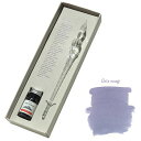 エルバン ガラスペンつむぎ(クリア)&ミニインクセット グリヌアージュ 10ml[HERBIN] メーカー品番：hb21401set ギフトにも最適 ガラスペンと定番インクのセット 　ガラスペン「つむぎ」シリーズと、エルバンの定番インク「トラディショナルインク」のミニサイズを組み合わせたセット。ガラスペンは、すべてハンドクラフトによる1点物。 ニブ（ペン先）部分に施された細かな溝により、インク切れなく数行にわたり文字を書くことができます。 淡いカラーのボディと、なめらかならせんを描く繊細なペン先は、眺めるだけで涼しげです。 インクの量やペン先への力の入れ具合を調節しながら、インクの濃淡の変化を味わうのも楽しみの一つです。 ※1点1点手作りのため、色の透明度や柄、サイズなど、それぞれ若干異なります。予めご了承ください。 ●ガラスペン：つむぎ　クリア ●ガラスペン サイズ：約20cm(ボディの長さ) ●トラディショナルインク：グリアヌージュ ●トラディショナルインク 容量：10ml ガラスボトル入り ※ギフトにも最適な専用BOX入りkeyword：人気　おしゃれ　お洒落　オシャレ　おすすめ　オススメ　プレゼント　ギフト　贈り物　クリスマスプレゼント　お祝い　誕生日プレゼント　入学祝い　進級祝い　就職祝い　卒業祝い　父の日　母の日　記念日　記念品　メンズ　男性　レディース　女性　文具　文房具　ステーショナリー　シンプル　かわいい　可愛い　カワイイ　キュート　華やか　スタイリッシュ　上品　シンプル　キレイ　綺麗　硝子ペン　ボックス入り