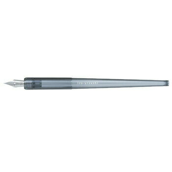 パイロット つけインキペン iro-utsushi (いろうつし) クリアブラック F 細字 メーカー品番：FIR-70R-CBF 　『iro-utsushi』はペン先を万年筆用インキに浸しながら筆記する、つけペンタイプの筆記具です。 一般的な「つけペン」とは異なり、万年筆と同様にペンポイントが付いたペン先を採用しています。このペン先により、紙へのタッチが柔らかく、細かい文字やイラストもなめらかに書くことができます。また、ペン先を水ですすぎ、布で拭き取ることで、手軽に様々なインキの色を楽しむことができるので、昨今人気のカラフルなインキを使って手書きにオリジナリティを求めるユーザーの要望にお応えできる商品です。現在万年筆をお使いで、もっと手軽に複数の色を楽しみたい方や、ガラスペンやつけペンをお使いで、細かい文字やイラストを万年筆のようになめらかに書きたいという方に最適なアイテムです。 　ペン先には、インキに浸ける位置がひと目でわかるよう目安となるラインが刻印されています。 ●ペン種：特殊合金／F(細字) ●ボディカラー：樹脂軸　クリアブラック ●サイズ：樹脂軸　全長144mm／最大径10.7mm
