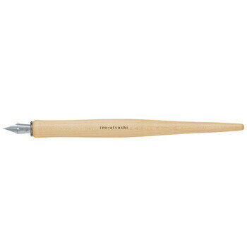 パイロット つけインキペン iro-utsushi (いろうつし) モクメ F 細字 メーカー品番：FIR-180K-MF 　『iro-utsushi』はペン先を万年筆用インキに浸しながら筆記する、つけペンタイプの筆記具です。 一般的な「つけペン」とは異なり、万年筆と同様にペンポイントが付いたペン先を採用しています。このペン先により、紙へのタッチが柔らかく、細かい文字やイラストもなめらかに書くことができます。また、ペン先を水ですすぎ、布で拭き取ることで、手軽に様々なインキの色を楽しむことができるので、昨今人気のカラフルなインキを使って手書きにオリジナリティを求めるユーザーの要望にお応えできる商品です。現在万年筆をお使いで、もっと手軽に複数の色を楽しみたい方や、ガラスペンやつけペンをお使いで、細かい文字やイラストを万年筆のようになめらかに書きたいという方に最適なアイテムです。 　ペン先には、インキに浸ける位置がひと目でわかるよう目安となるラインが刻印されています。 ●ペン種：特殊合金／F(細字) ●ボディカラー：木軸　モクメ ●サイズ：木軸　全長156mm／最大径12.2mm