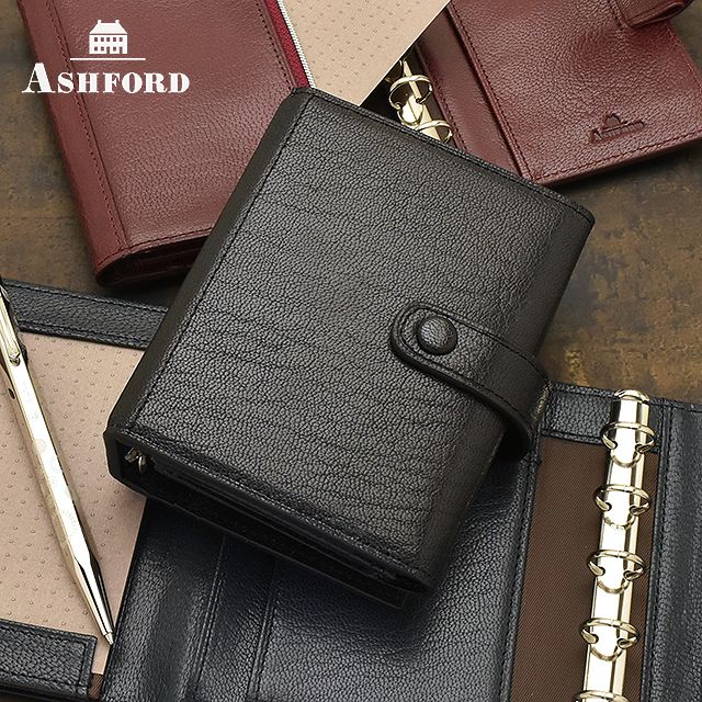 商品名 ASHFORD（アシュフォード） システム手帳 MICRO5 ヘリテイジ コーチマン 2115- カラー（品番） ・ブラック（2115-011） ・ワイン（2115-048） ・ネイビー（2115-077） ・ラスタ（2115-033） サイズ ・サイズ：H約118mm×W約90mm ・中開き：W約290mm ・重さ：約128g 仕様 ・5穴　リング内径：13mm（収納枚数約100枚） ・ポケット×4 ・カードポケット×2 ・ファスナーポーチ×1 ・ジョッター×1 ・ペンホルダー（可動式） ・山羊革（ツヤありハード革） ・MICRO5（105mm×62mm）のリフィルが対応（別売） 付属品 ・専用化粧箱 注意 ・ダイアリーやメモ等のリフィルは別売となっています。 ・ペン、筆記具等は、商品に含まれません。 ・ASHFORDの皮革製品は、ナチュラルレザーフィーリングを活かすために、タンニン鞣しをはじめとした様々な鞣し処理により独特な風合いを醸し出しています。皮革はすべて天然素材のため、クオリティに同一のものはありません。鞣し時の天候等によって、同じ皮でもカラー、ツヤ等が多少異なる場合がありますのでご了承ください。 おすすめ 商品 ・ペンハウスオリジナル ギフトバッグ ・Pent〈ペント〉ステーショナリークリーナー 関連商品 ・MICR5 リフィル ※掲載商品の色につきましては、ご覧になるモニターの機種、OSとその設定の違い、また、撮影・画像加工等の事情により再現性を保証するものではございませんのであらかじめご了承ください。 ※当サイトに掲載されている画像および文言の無断転載、使用を禁止いたします。 ◯各種記念品にお薦め！ ギフト プレゼント 贈り物 お祝い 高級 人気 おすすめ ブランド 誕生日 記念 結婚 定年 還暦 内祝い 就職 転勤 栄転 昇進 送別 退職 入学 卒業 クリスマス 新生活 母の日 父の日 敬老の日 上司 部下 夫 妻 父 母 彼氏 彼女 男性 女性 友 おしゃれ かっこいい 筆記具 文房具 ペンハウスよく一緒に購入されている商品ASHFORD アシュフォード システム手帳 39,600円～関連商品はこちらASHFORD アシュフォード システム手帳 19,250円～ASHFORD アシュフォード システム手帳 39,600円～ASHFORD アシュフォード システム手帳 31,900円～ASHFORD アシュフォード システム手帳 8,800円ASHFORD アシュフォード システム手帳 13,200円ASHFORD アシュフォード システム手帳 7,150円ASHFORD アシュフォード システム手帳 7,150円ASHFORD アシュフォード システム手帳 7,150円ASHFORD アシュフォード システム手帳 19,250円新着商品はこちら2024/5/9ぺんてる 限定品 ペンシル スマッシュ 0.1,485円2024/5/9オート ペンシル 0.5mm MS01 OH2,200円～2024/5/8カランダッシュ ペンケース ラ コレクション 13,090円～2024/05/10 更新ASHFORD（アシュフォード） システム手帳 MICRO5 ヘリテイジ コーチマン 2115- ASHFORDの原点であるプレスコットを継承したシリーズ。 　装飾をそぎ落としたプレーンなビジュアル、手帳周りの小物を分けて管理しやすいポケットなど、手帳ビギナーから愛好家まで幅広い方に使いやすい仕上がりになっています。 　素材に使用している軽くてしなやかなゴート革は手触りなめらか。経年変化はありながら強靭で劣化しにくい、理想的な素材です。 　コーチマンは、手帳内にジョッター機能を備えています。外側に折り返してジョッター部分を外側に出すことができるので、外出先でのちょっとしたメモ書きに大変便利です。 ジョッターとは… メモを数枚はさんで持ち歩ける手のひらサイズのパッドのこと。金具がついていないのでかさばらないのが特徴。