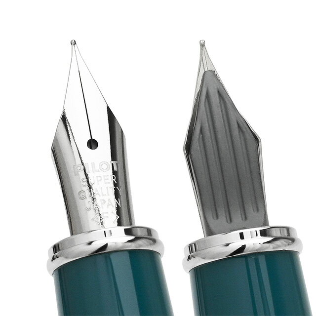 �ѥ����å� ��ǯɮ �ץ�� ��4�� PILOT ̾���� �ץ쥼��� ��ǯɮ�������ǥ� ����ȥ꡼��ǥ� �Ϥ���Ƥ���ǯɮ �ۥ磻�ȥǡ�