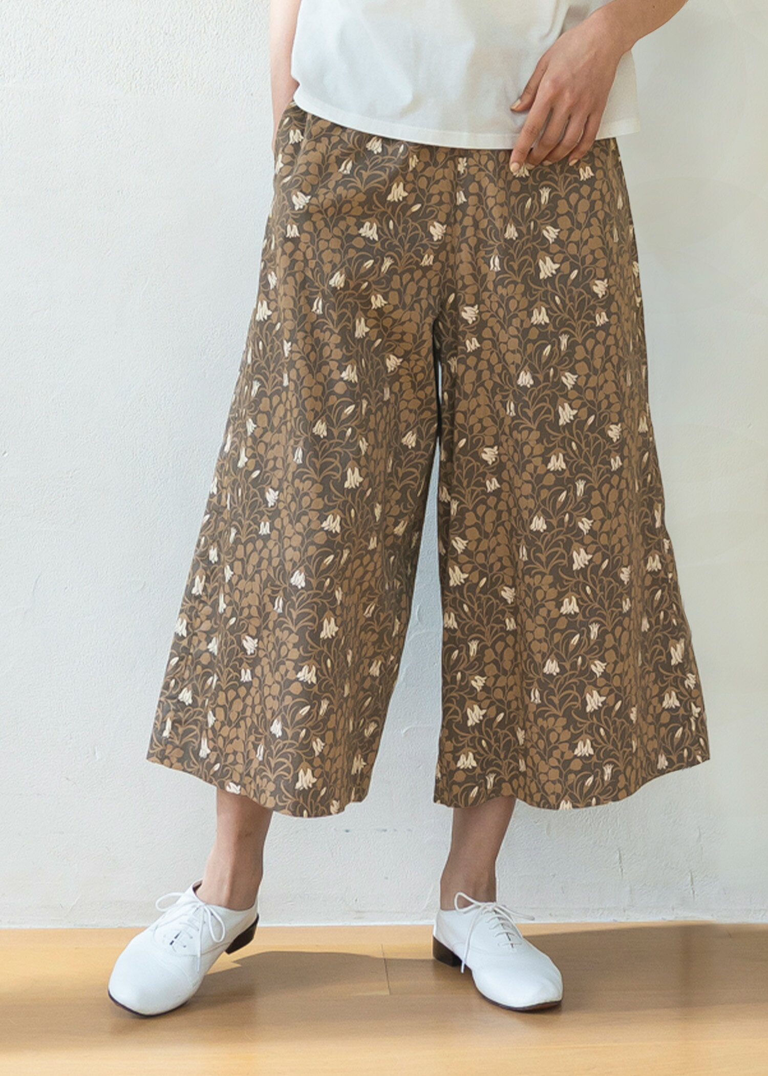 Rakuten - 【ピープルツリー 公式】【people tree】V＆A オーガニックコットンサテン ワイドパンツ メイデンヘア＆ヘアベル柄・ブラウン系・M/L 【フェアトレード】 【PeopleTree】