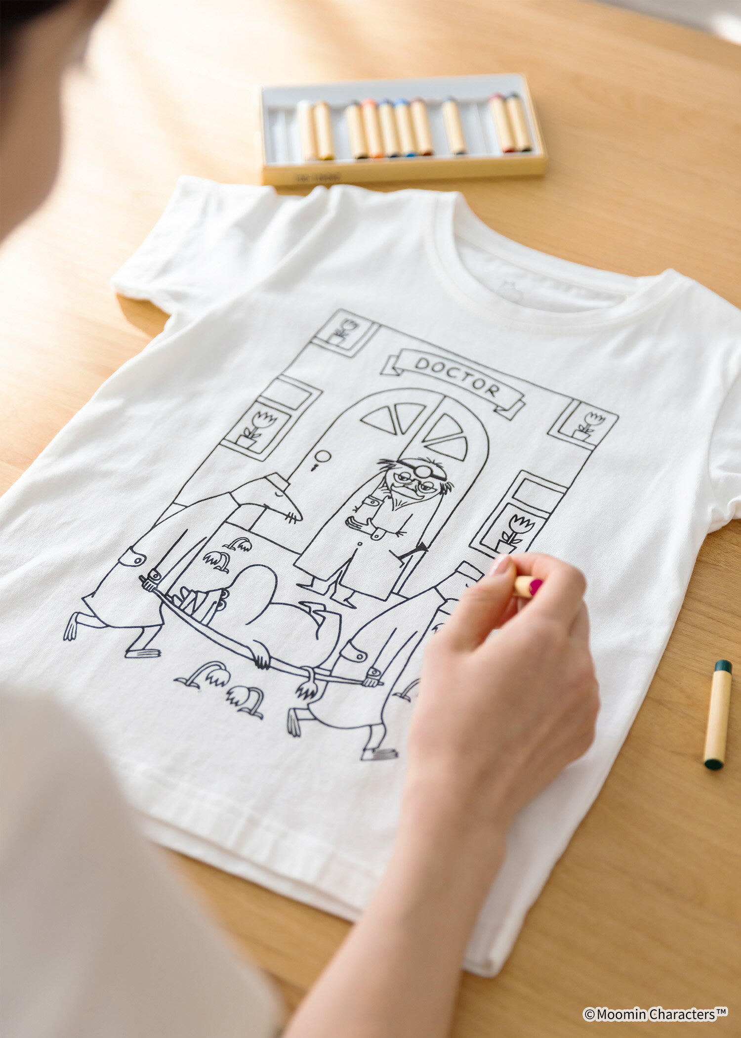 【ピープルツリー 公式】【people tree】ムーミン オーガニックコットンキッズTシャツ・担架で運ばれる..