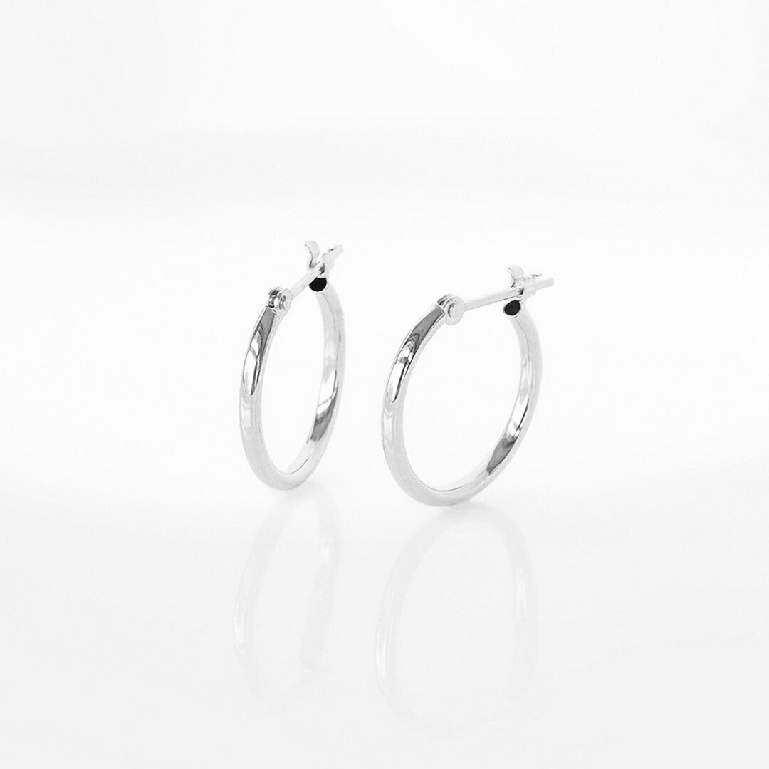 ：The article details 【サイズ】W15.0mm×H14.5mm×幅1.5mmポスト：0.7mm×10.0mm 【素材】K10ホワイトゴールド 【商品番号】0852200113 【ご確認ください】 ※表記サイズより多少前後する場合がございます。 ：Message ホワイトゴールドの洗練された輝きが、耳元に凛とした美しさを添えてくれる直径15mmのスナップピアス。 ほどよい厚みのあるフォルムが生み出す程よい存在感が魅力で、耳元に上品な彩りをプラス。 直径15mmのバランスの良いサイズ感で、お顔まわりをすっきりと明るく見せてくれます。 ミニマルなフォルムと適度なボリュームを備えたデザインは、動くたびにホワイトゴールドならではの繊細な光を反射し、シンプルながらも洗練された印象に仕上がります。 カジュアルからきれいめまで幅広いコーディネートに合わせやすく、ひとつでもしっかりと耳元を引き立ててくれるバランスの良さが魅力。 ベーシックなデザインと、ホワイトゴールドならではの上品な輝きが調和し、耳元に上質なアクセントを添えてくれるタイムレスな万能アイテムです。 プラチナ K10イエローゴールド K10ピンクゴールド
