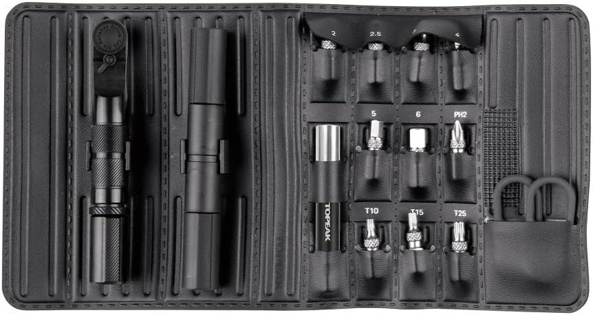 チューブレスタイヤ修理キットおよびCO2インフレーターが入ったロールアップマルチツールセットは、出先での自転車の修理や微調整を行える工具が一通り揃っています。細かいラチェット機構に加えリバースレバーとサムホイールを備わり、狭いスペースでの素早い回転と作業が可能です。セット内容には、スピードスリーブビットホルダー、2 / 2.5 / 3 / 4 / 5 / 6mm六角レンチ、T10 / T15 / T25 Torx（トルクス）ビット、2 ＋ドライバービット、アルミニウム製CO2インフレーター、ステンレス製3.5mmプラグ挿入ツール、タイヤ修理プラグが含まれます。ロールアップパックは、工具をきれいに整理して携帯出来るだけでなく、16gのCO2カートリッジと2本のタイヤレバーを収納するための2つのシリコンストラップを保持するポケットも備えています。）タイヤtレバー及びCO2カートリッジは別売になります。 ● アルミ合金、硬化スチール ツール ● 使用可能 最大トルク値：30Nm ● ラチェット レンチ1/4″ 六角 ● 六角ビット : 2、2.5、3、4、5、6mm ● トルクスビット : T10、T15、T25 ● (＋) ドライバービット ● スピード スリーブ ビット ホルダー (70mm) ● 仏式と米式に対応するアルミ合金製CO2インフレーター ● トピーク製 ネジ付 16g/25g CO2 カートリッジ対応 ● ステンレス製 3.5mm 厚リペアプラグ用ツール ● 3.5mm 厚リペアプラグ4 本付属 ● シリコン ストラップ 2 本付属 ● PUレザー バッグ付属 ● 250 x 126mm ● 180g注文が出来る商品は在庫がございます。 送料は全て込みの価格となっております。 amazon倉庫を利用して発送を行っております。 注文から発送まで自動で行っております。 注文から発送まで通常1〜2日以内の発送になります。 大型の場合は3日以上かかる場合もございます。 繁忙期は1週間以上かかることもございますことご理解お願いします。 配送の際に航空便の使用が出来ない商品もございます。 そう言った商品は通常よりも配達まで時間がかかります。 北海道、沖縄、離島へ配送する場合は通常よりも4〜10日程度余分に時間がかかります。 天候等により前後する場合もあります。 送料は全て込みの価格となっております。 稀にシステムエラーににより在庫が無いのにある表示をしてしまいます。その際はすみませんがキャンセルにて対応をさせて頂きます。 最近はほとんどシステムエラーもございません。 掲載商品の仕様、ロゴ等のデザインは改良のため、変更される場合がございます。 画像はイメージであり参考用になります。 商品タイトルと違うサイズの画像が使用されている場合がございます。 商品のカラーはディスプレイの種類等により、実物と異なって見える場合がございます。 掲載商品の仕様、ロゴ等のデザインは改良のため、変更される場合がある事をご了承ください。 "actual size may vary or actual color may vary" 当ホームページに掲載されている販売価格及び商品情報につきましては、細心の注意を払って登録しておりますが、万一記載事項にミスがあった場合は正しい情報に訂正をさせて頂きます。 返品をご希望の方はご相談ください。